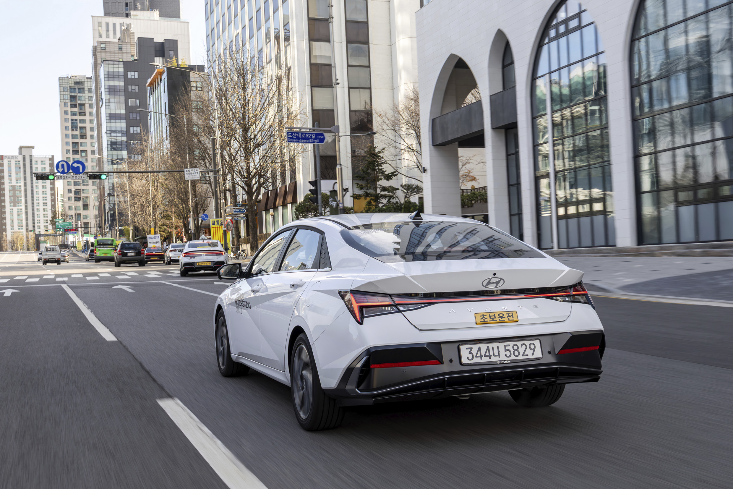 현대자동차 아반떼의 주행 모습