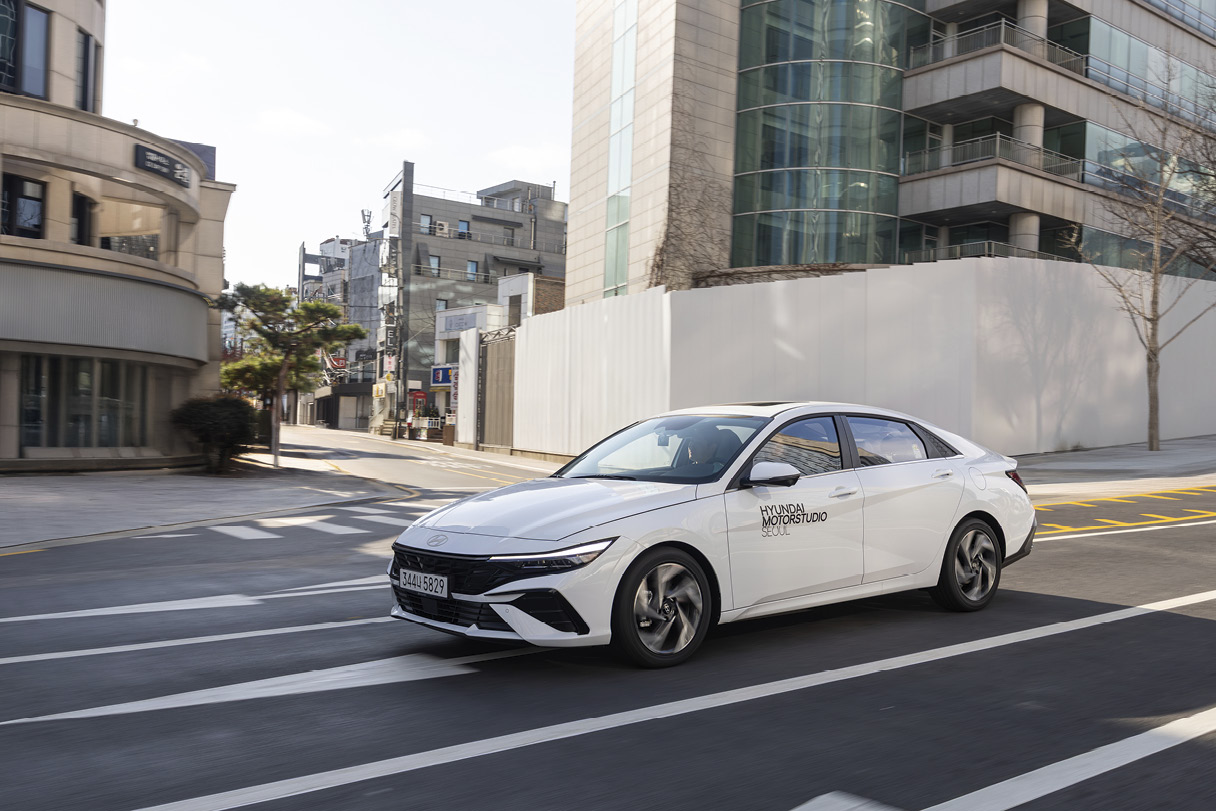 현대자동차 아반떼의 주행 모습