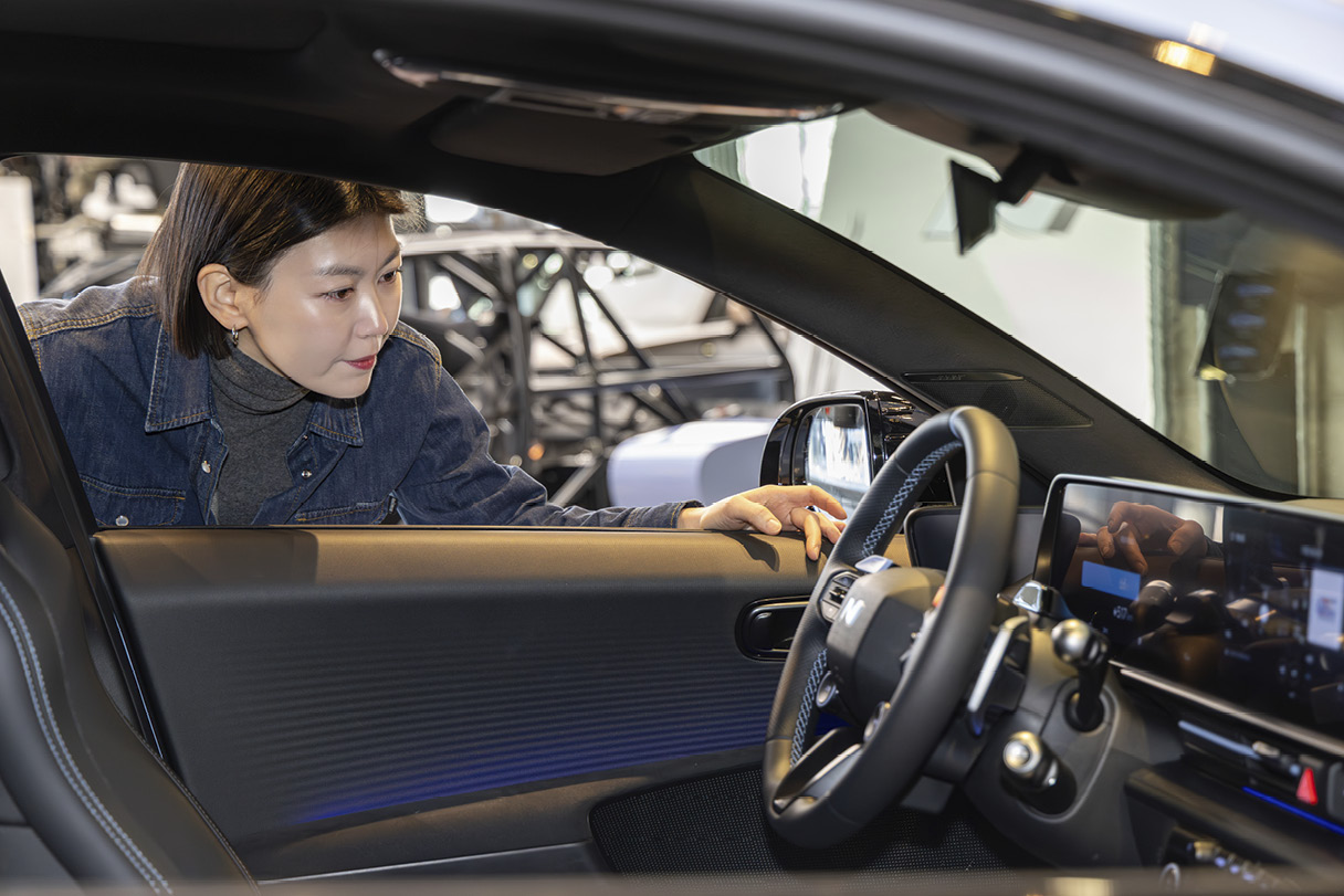 여성이 차 안을 보는 모습