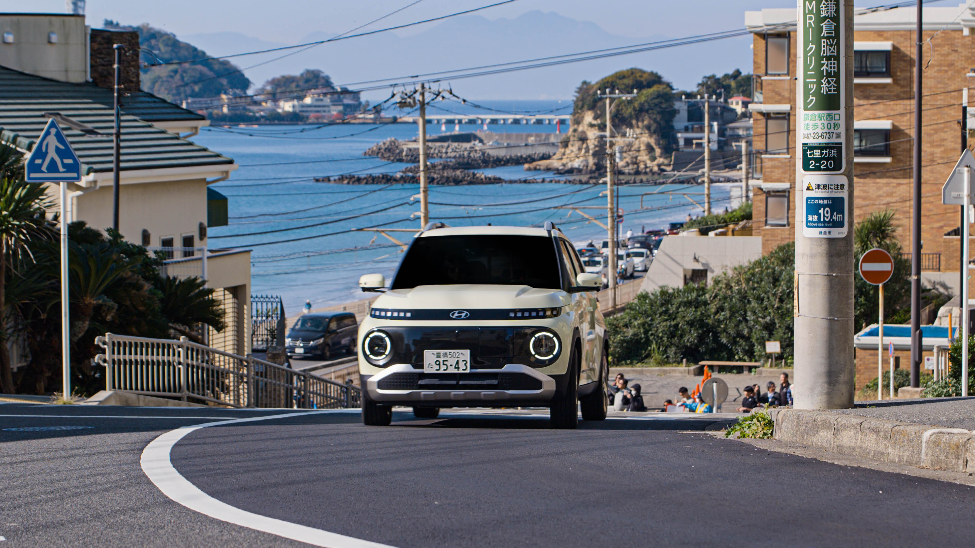 현대 인스터가 해안도로를 달리는 모습