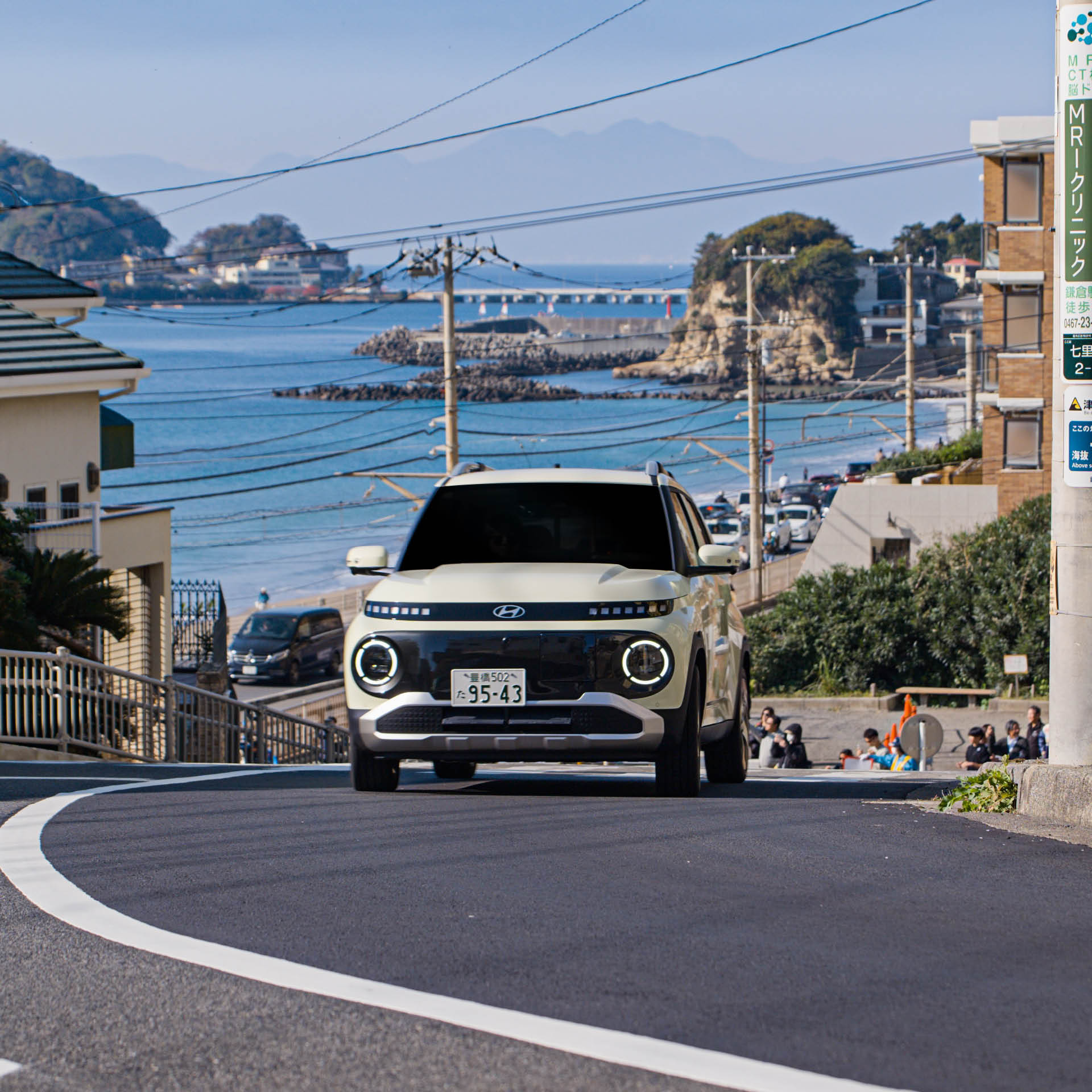 현대 인스터가 해안도로를 달리는 모습