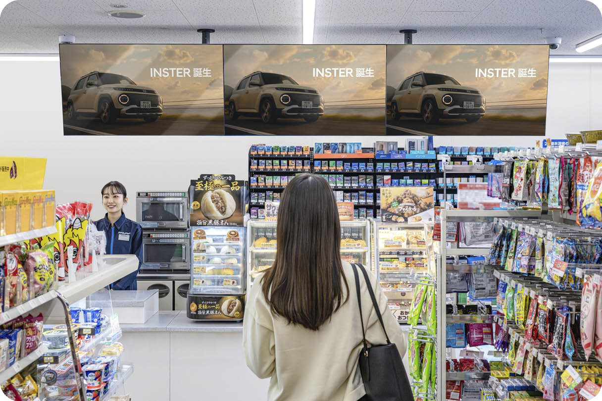 훼미리마트 점포 내에서 인스터의 홍보 영상이 송출되는 모습