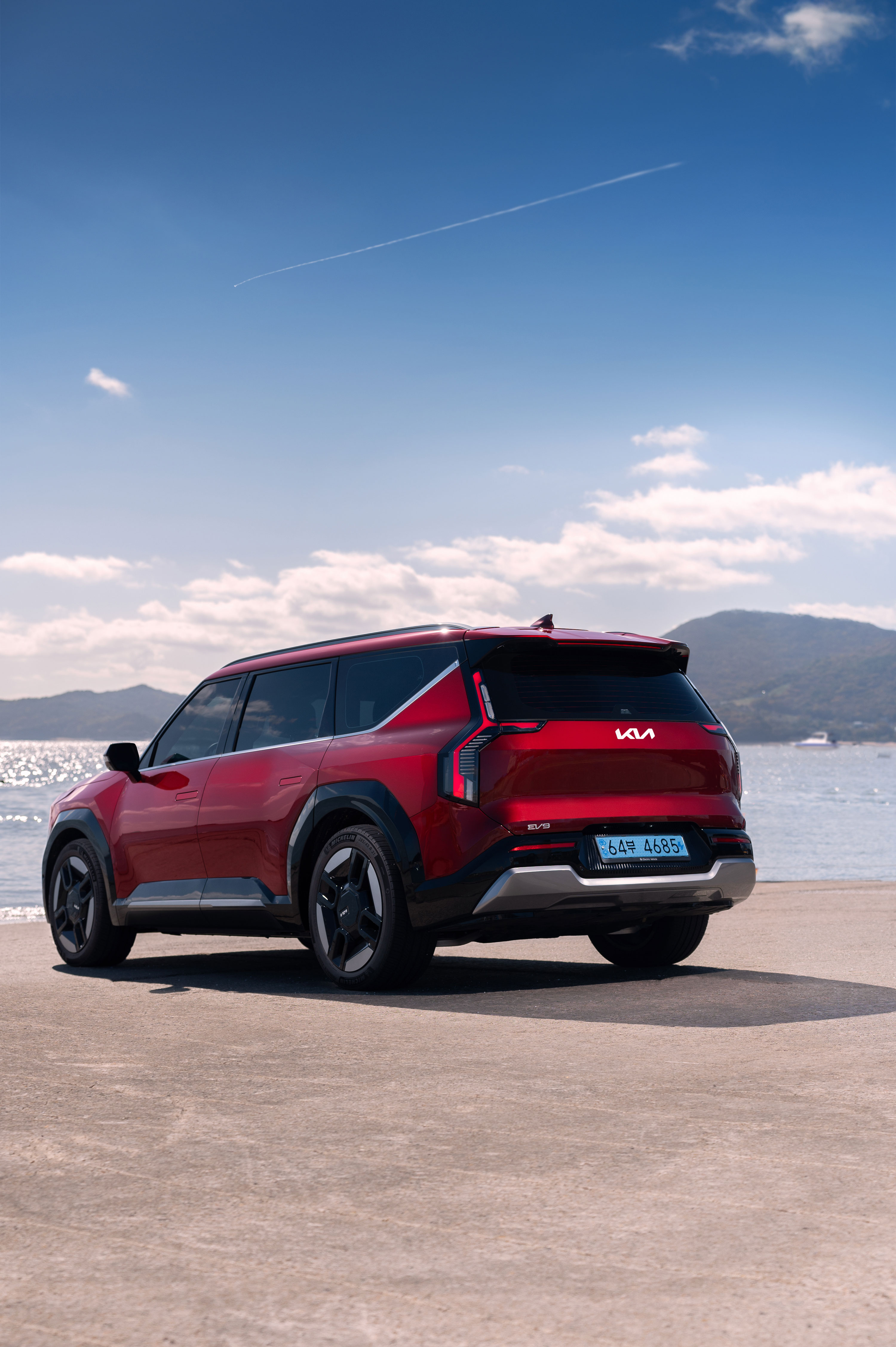 The KiaEV9, basking in the daylight amidst the winter breeze. (1)