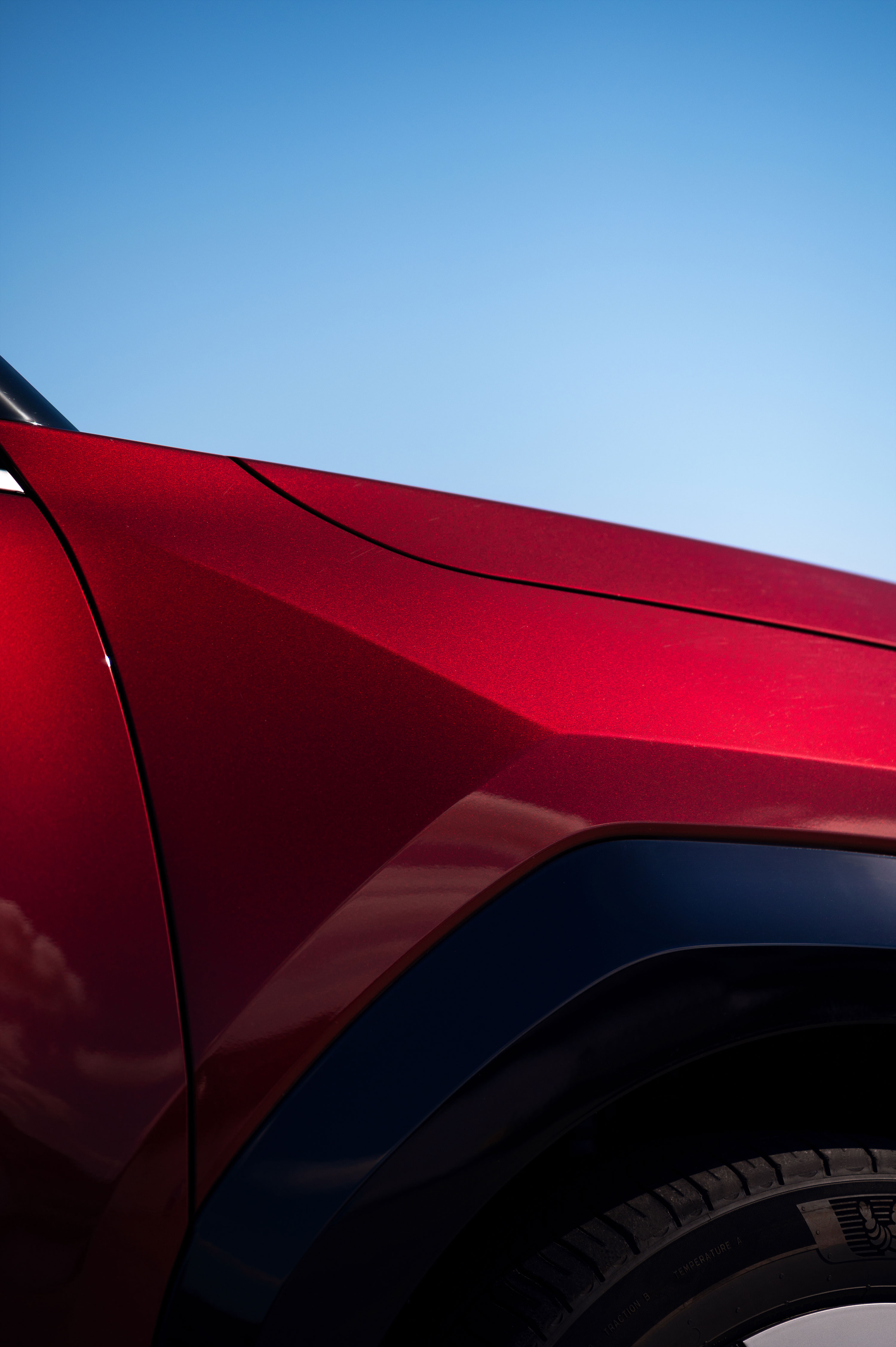 The KiaEV9, basking in the daylight amidst the winter breeze. (3)