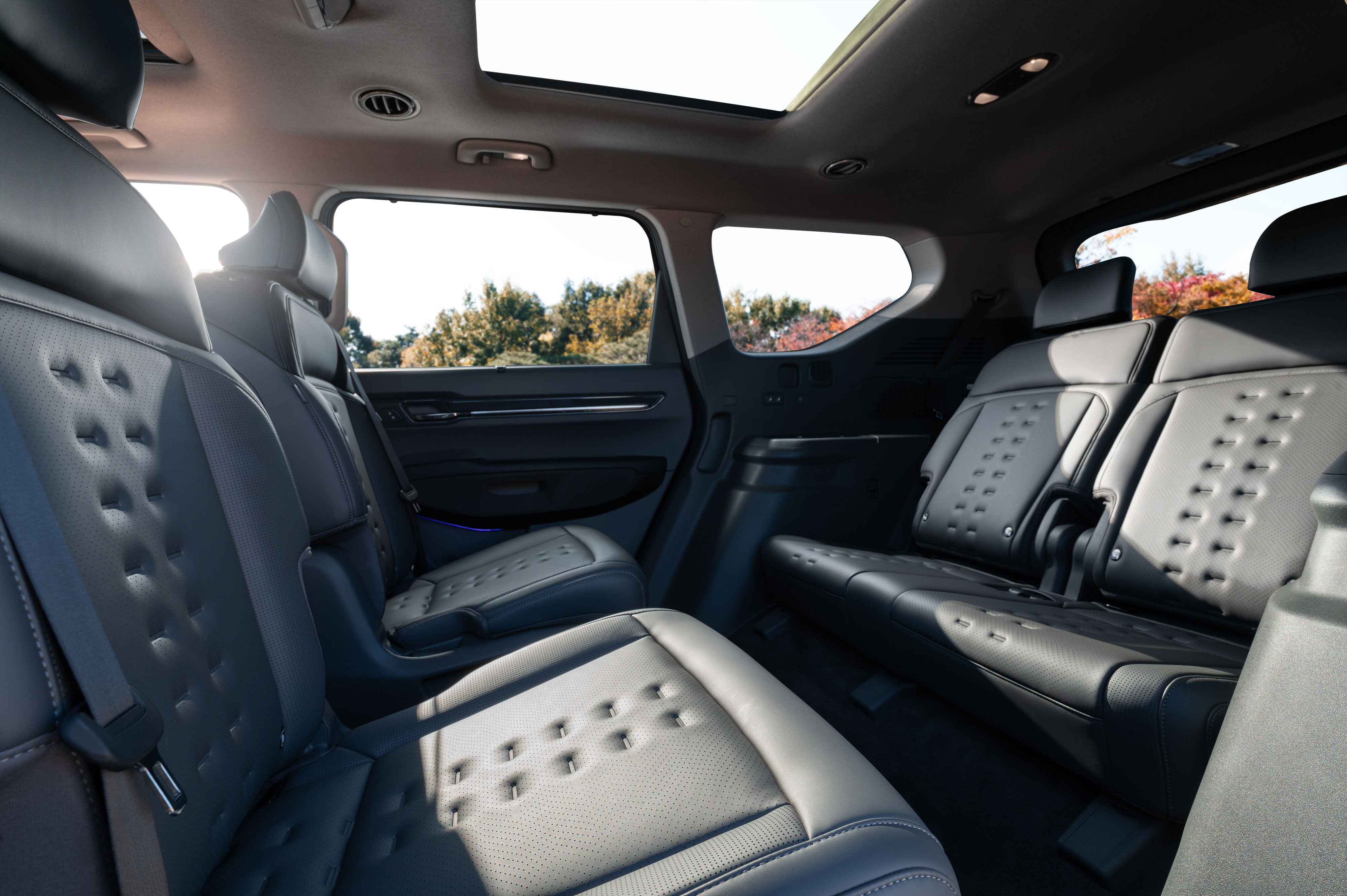 The KiaEV9, basking in the daylight amidst the winter breeze. (4)