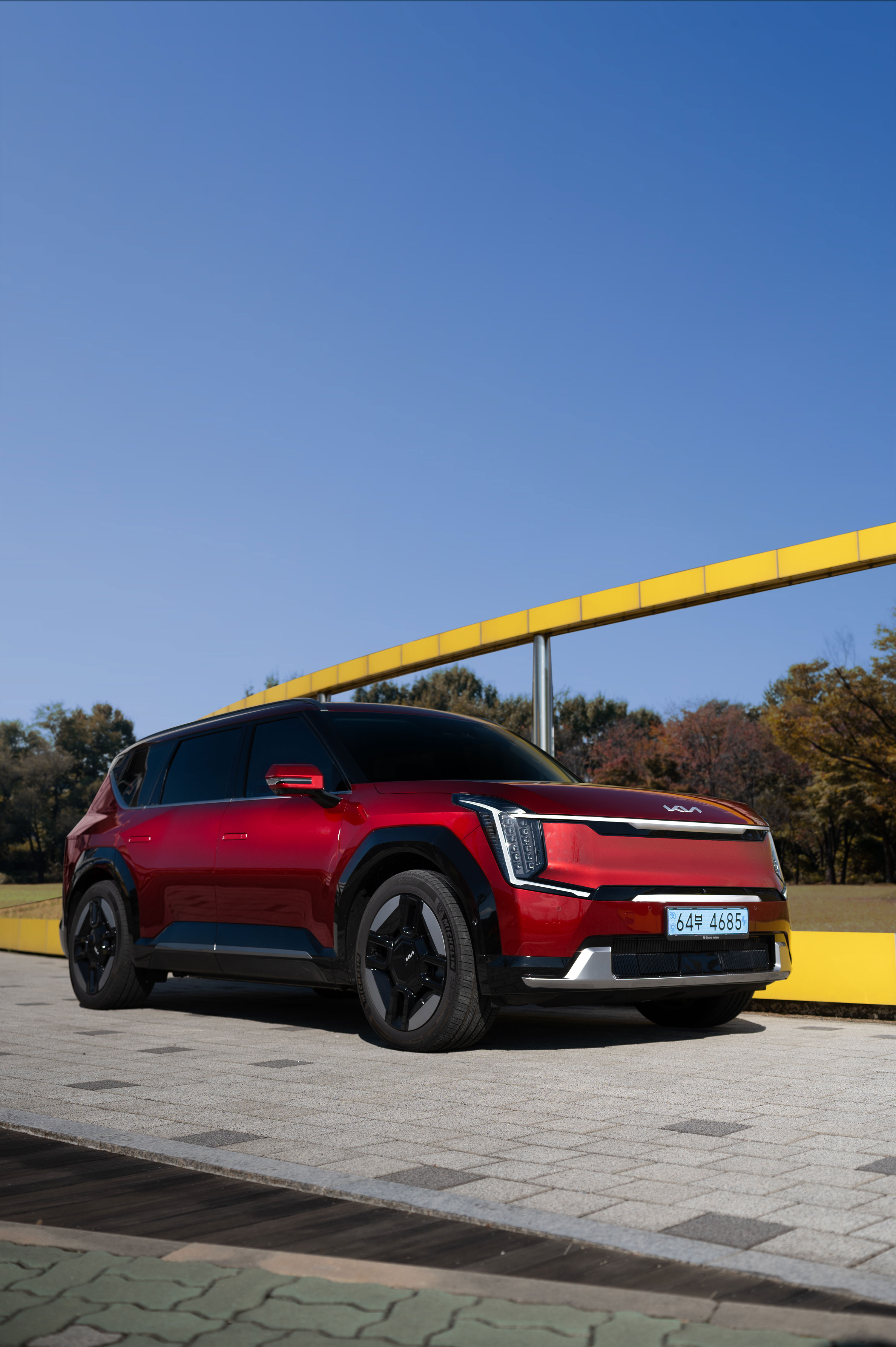 The KiaEV9, basking in the daylight amidst the winter breeze. (6)