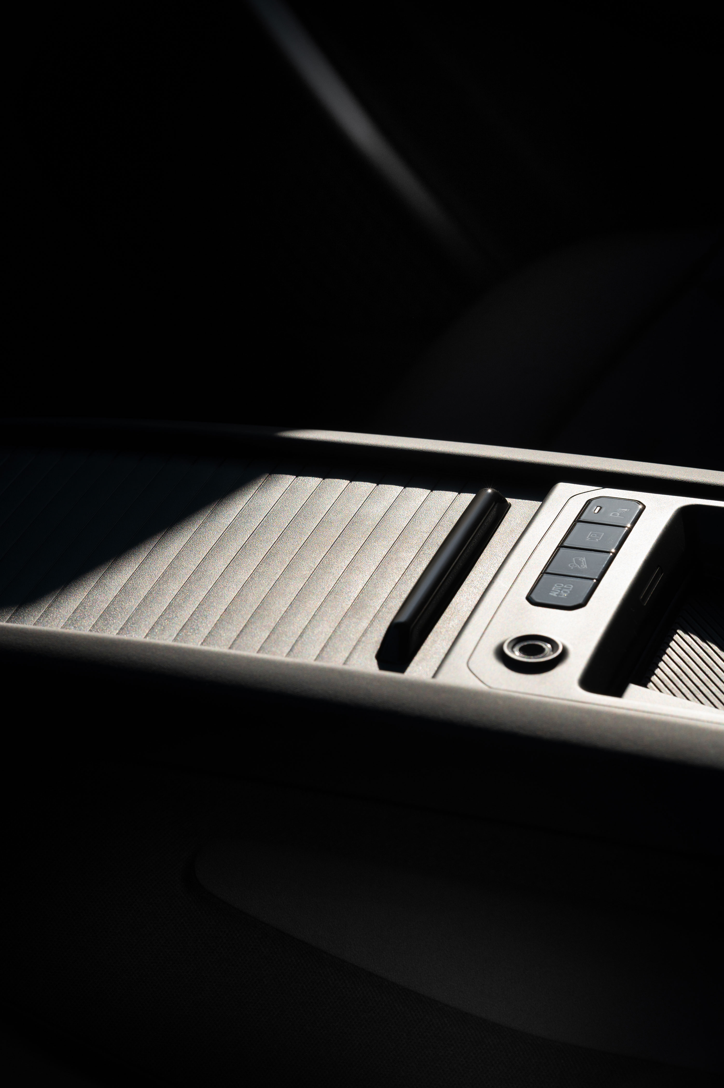 The KiaEV9, basking in the daylight amidst the winter breeze. (7)