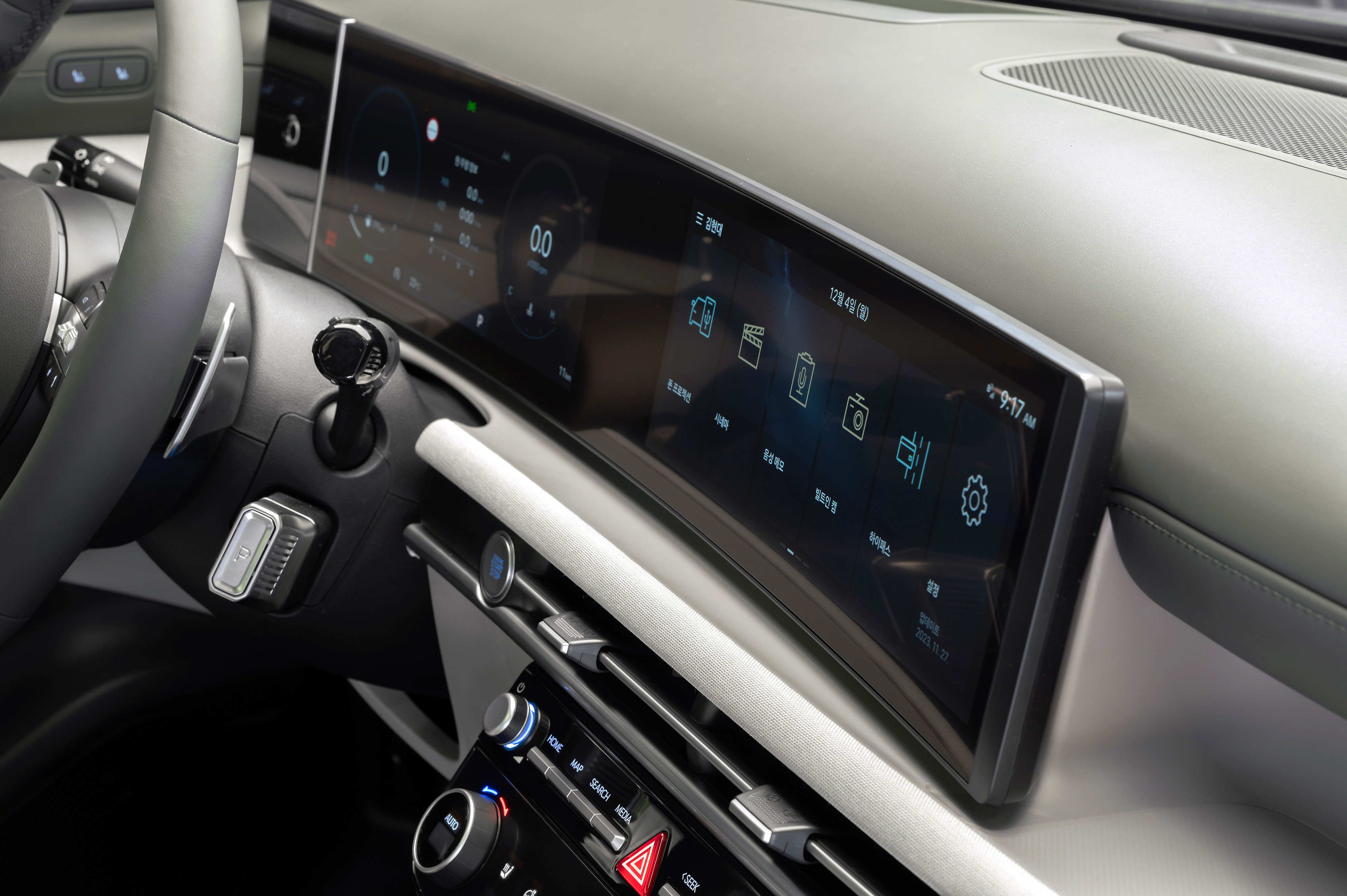 투싼 차량 내장 대시보드의 와이드 디스플레이.