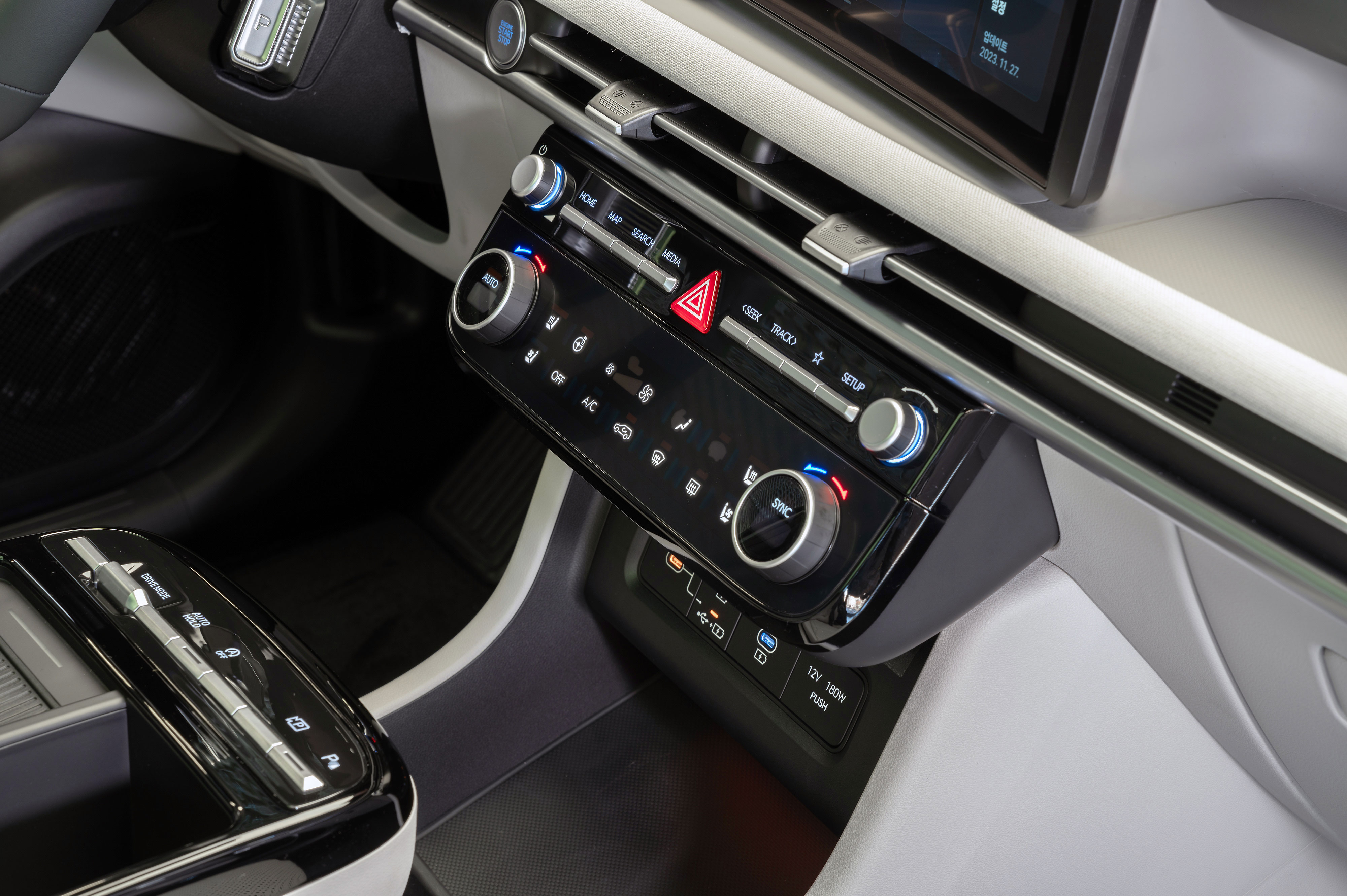 투싼 차량 내장 대시보드의 센터페시아.