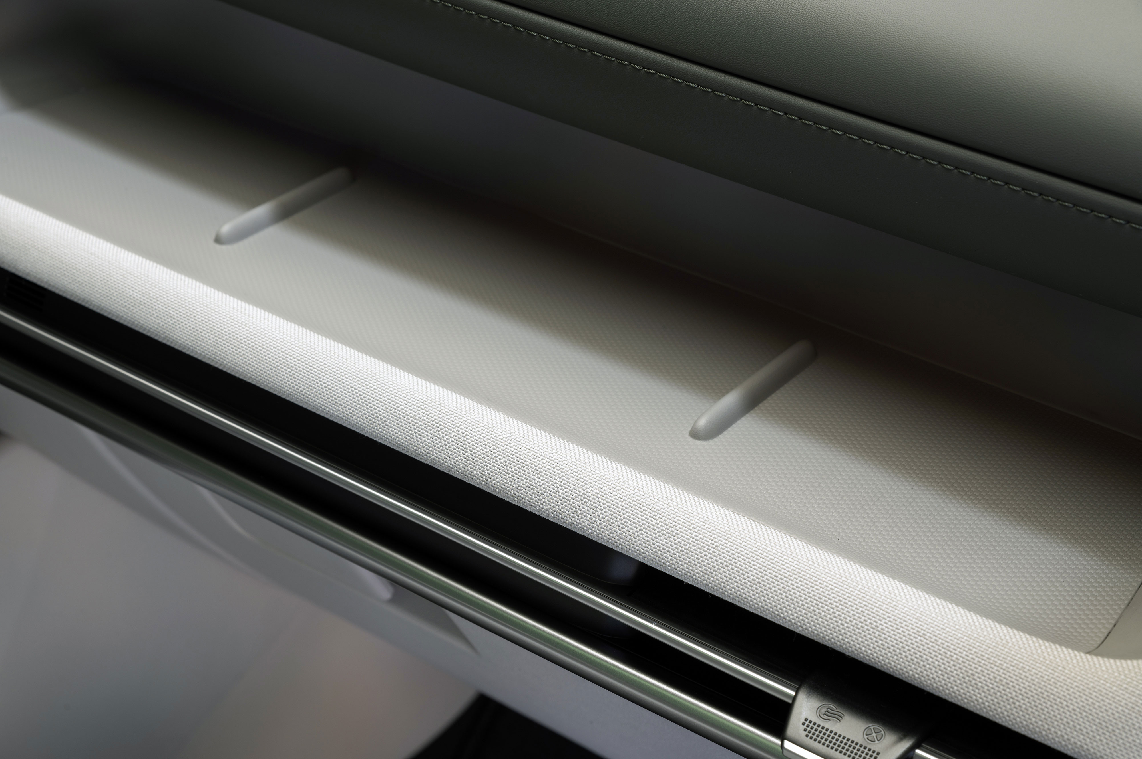 투싼 차량 내장 대시보드의 오픈 수납공간이 열린 모습.