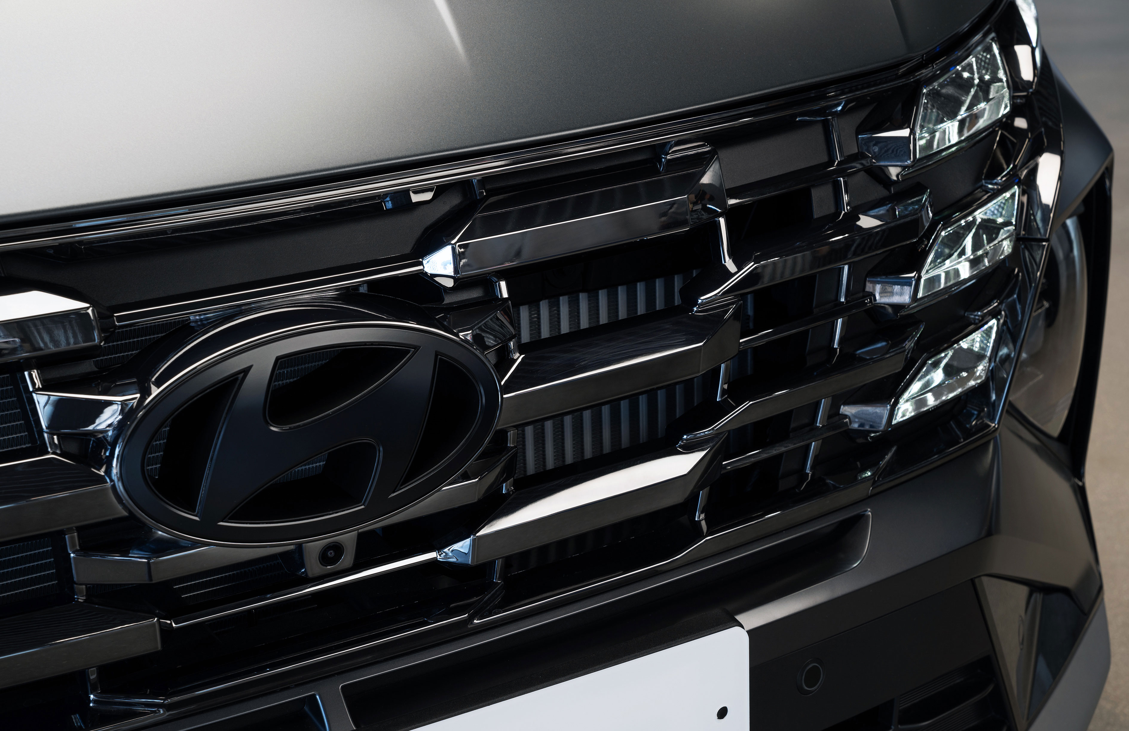 현대자동차 투싼 차량의 전면 그릴과 로고.