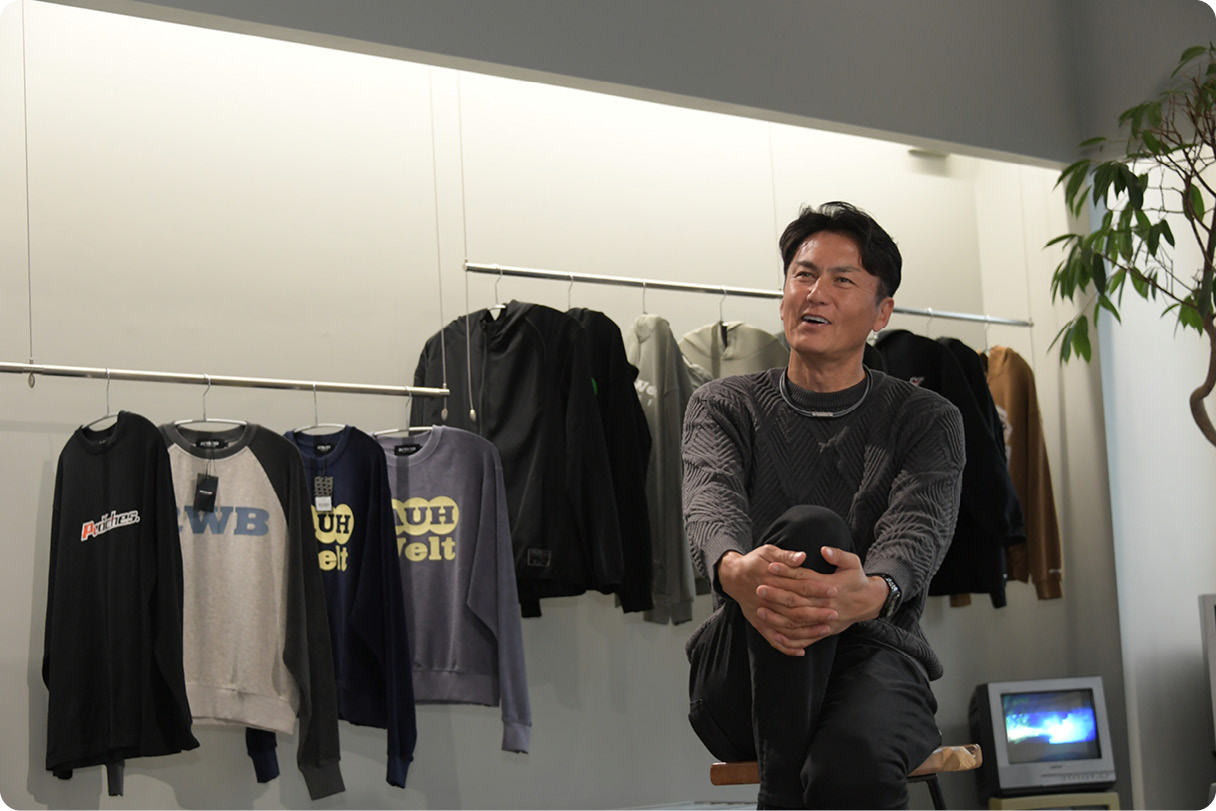 인터뷰 중인 타니구치 노부테루 드라이버