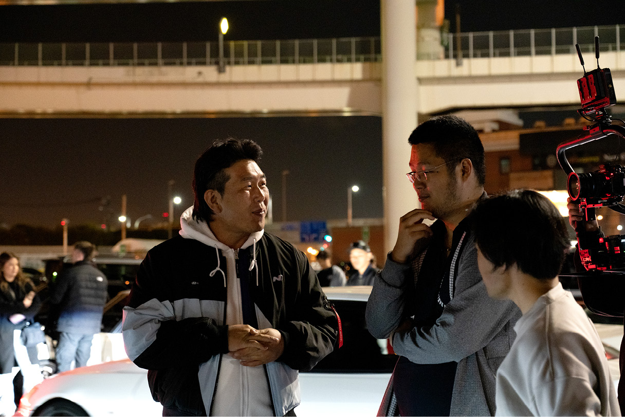 Cho Sun-gu talking with local automobile enthusiasts in Japan