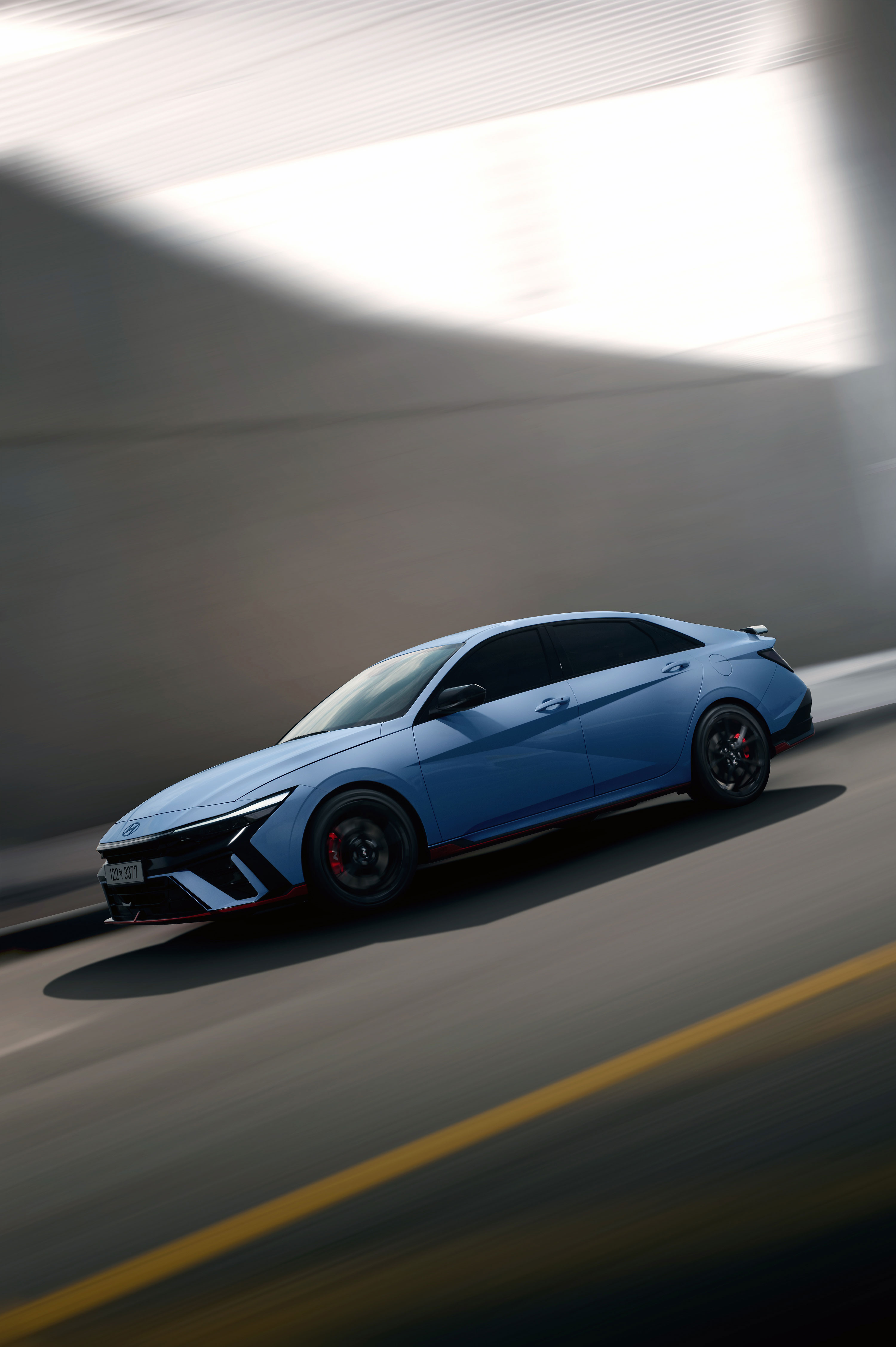 도로 위에서 하늘색 더 뉴 아반떼 N이 주행 중