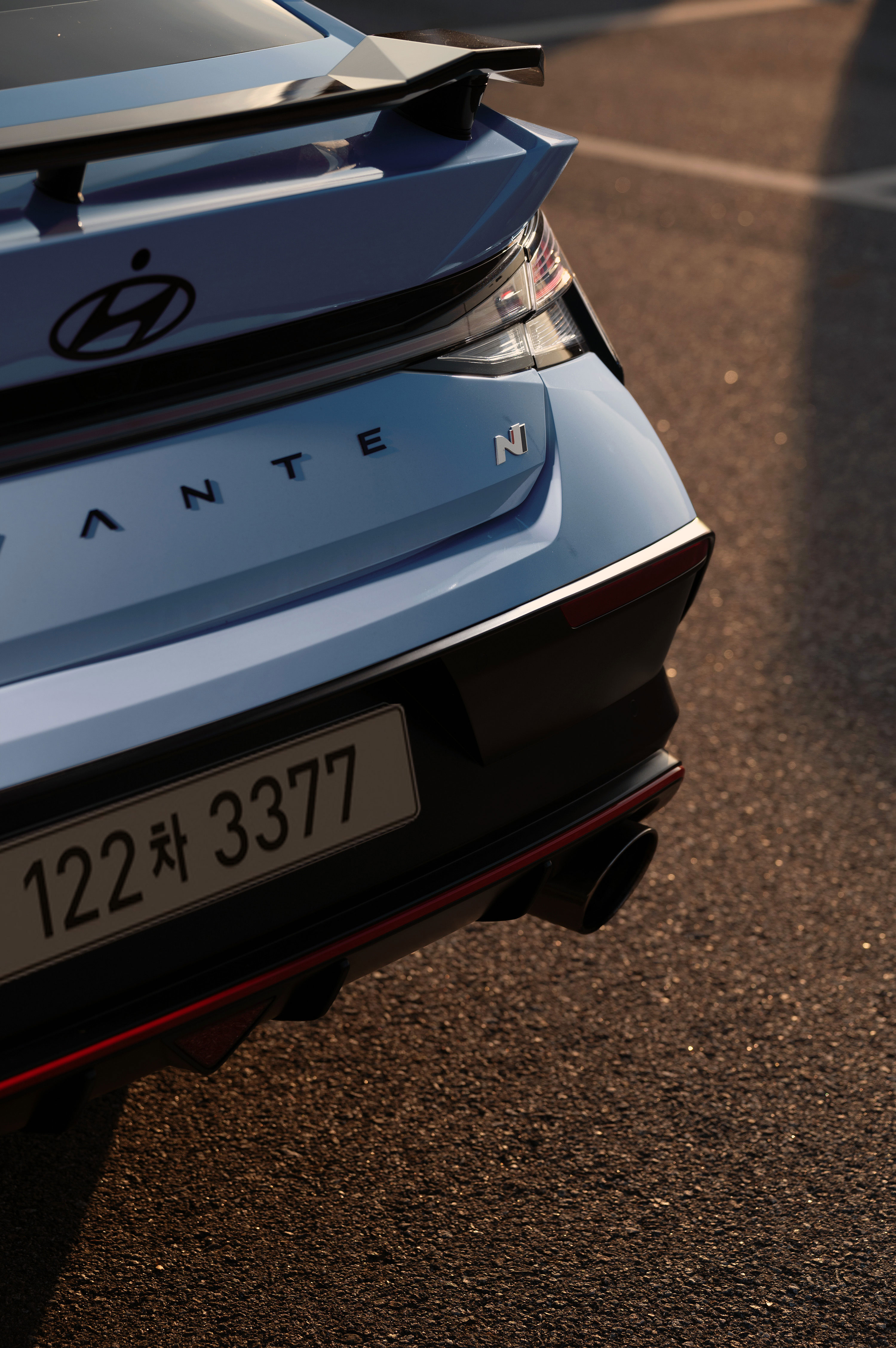 하늘색 더 뉴 아반떼 N차량의 후면부 부분 확대