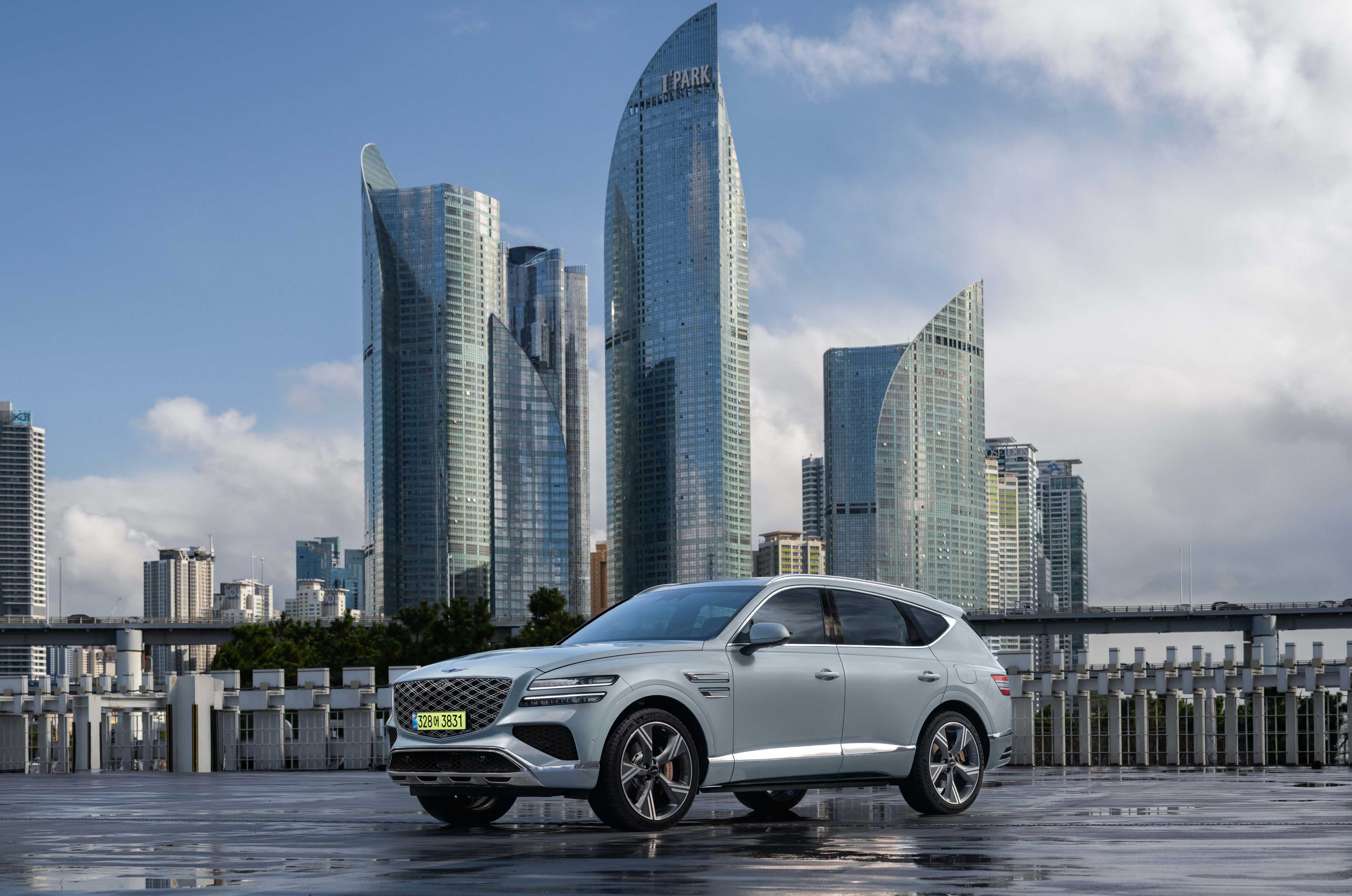 제네시스 GV80 도심 배경 쿼터뷰