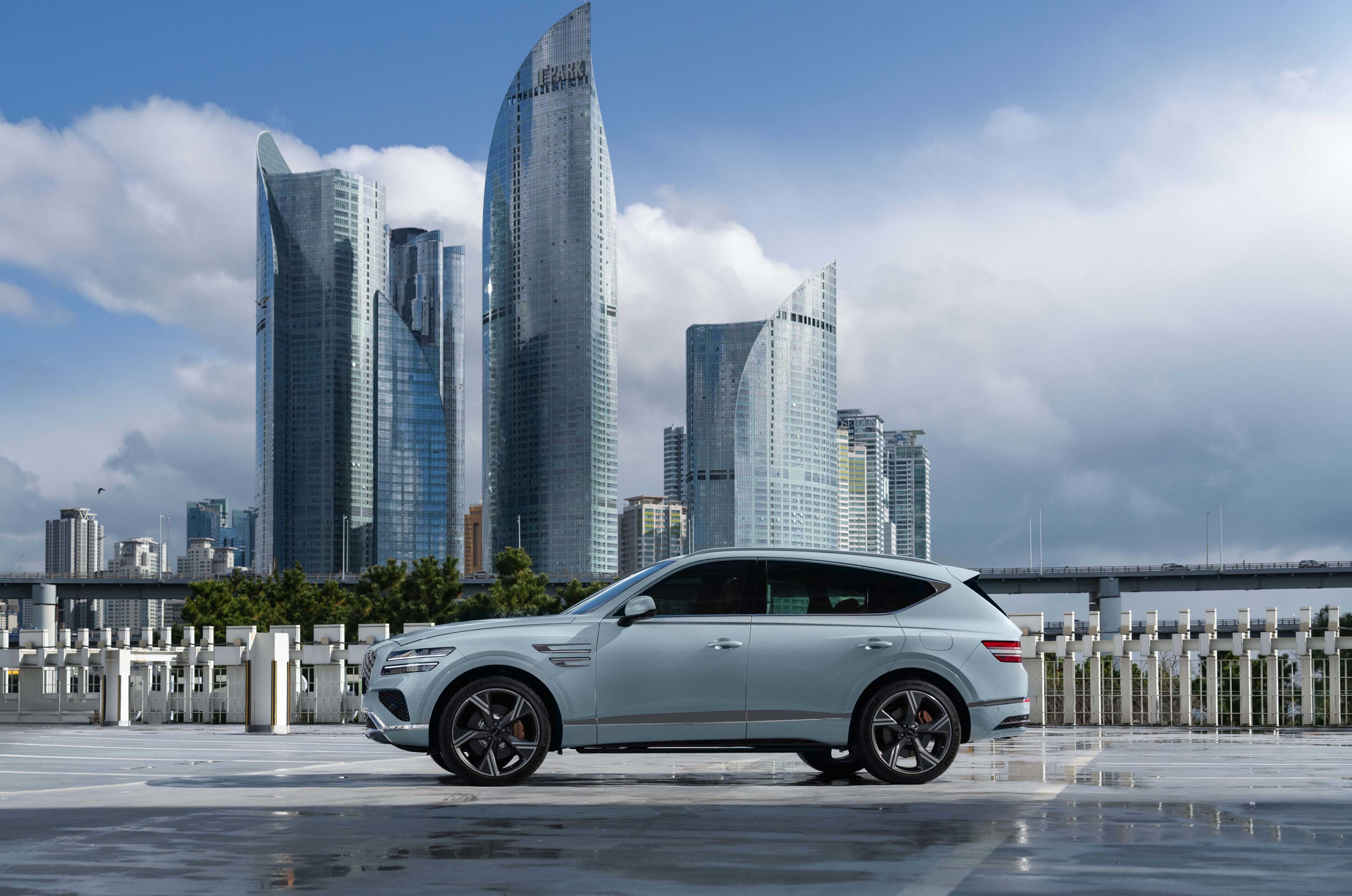 제네시스 GV80 도심배경 측면