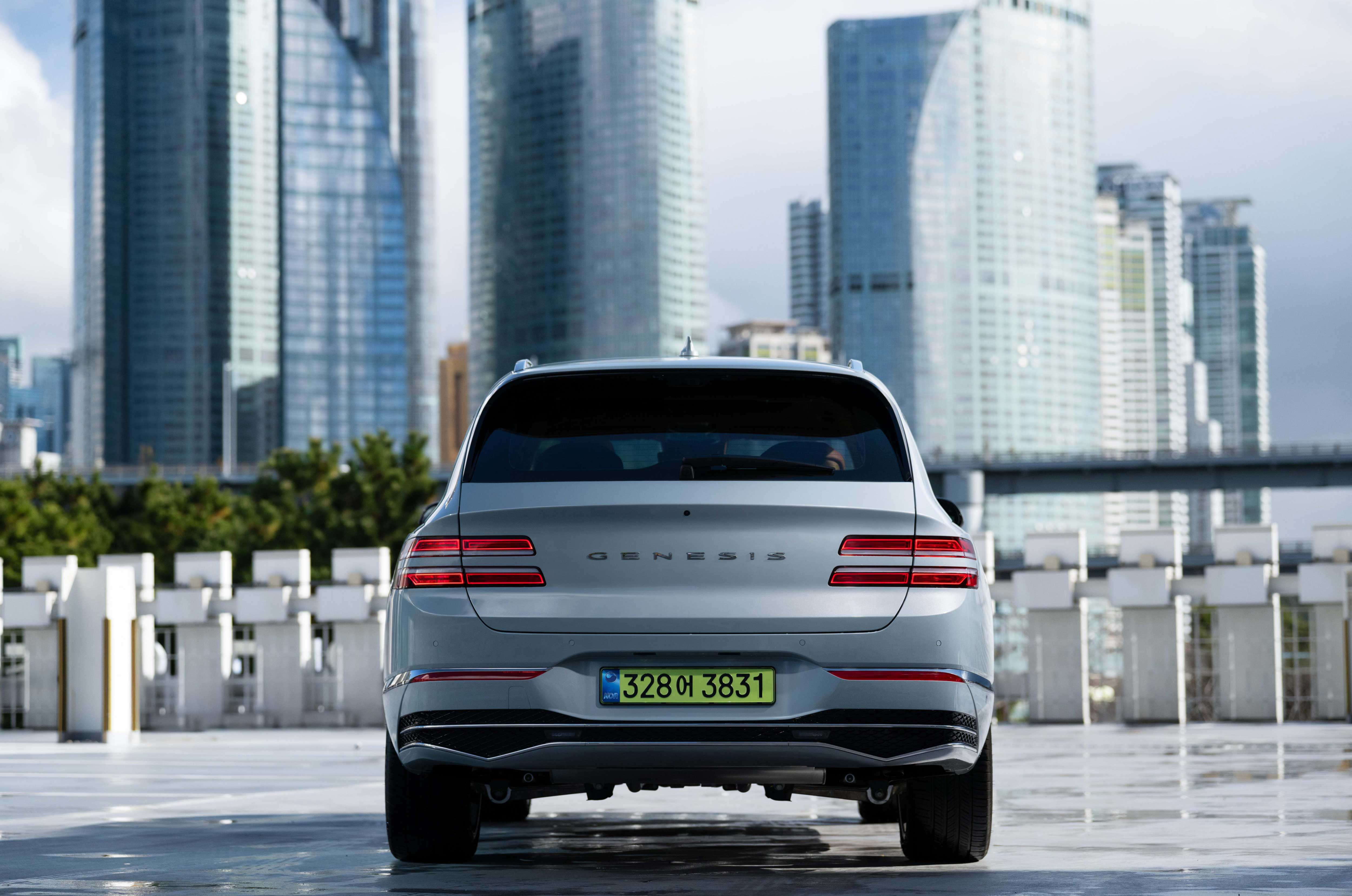 제네시스 GV80 도심배경 후면