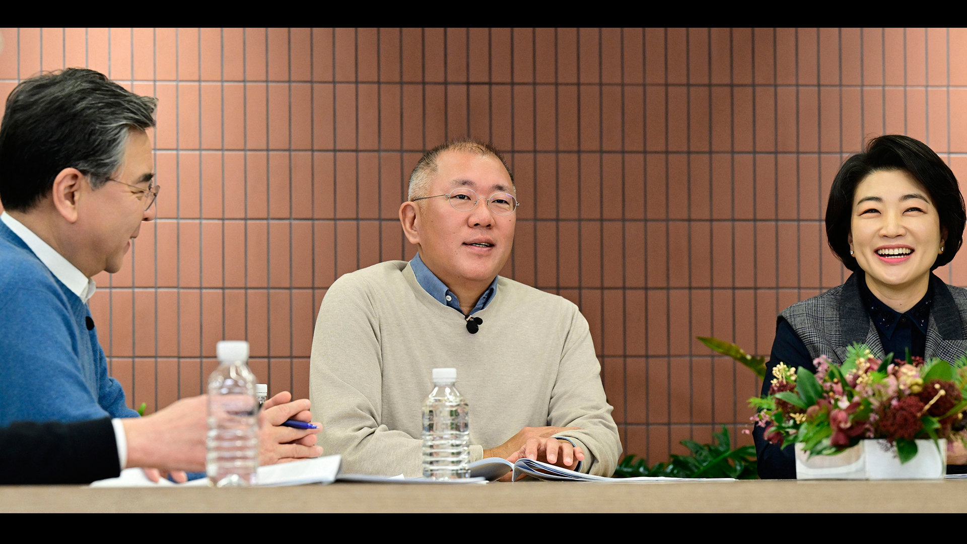 현대차그룹 2026년 신년회에서 그룹 임직원들에게 AI의 중요성 및 그룹의 강점, AI 기술 내재화 필요성을 강조하고 있는 정의선 회장. 사진 좌로부터 현대차그룹 장재훈 부회장, 현대차그룹 정의선 회장, 현대차그룹 김혜인 부사장