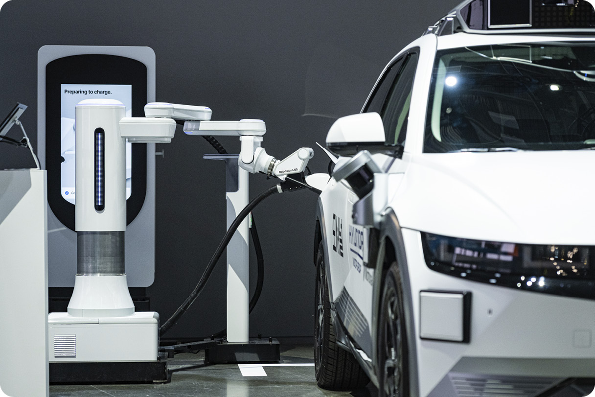 전기차 자동 충전 로봇 시연 모습