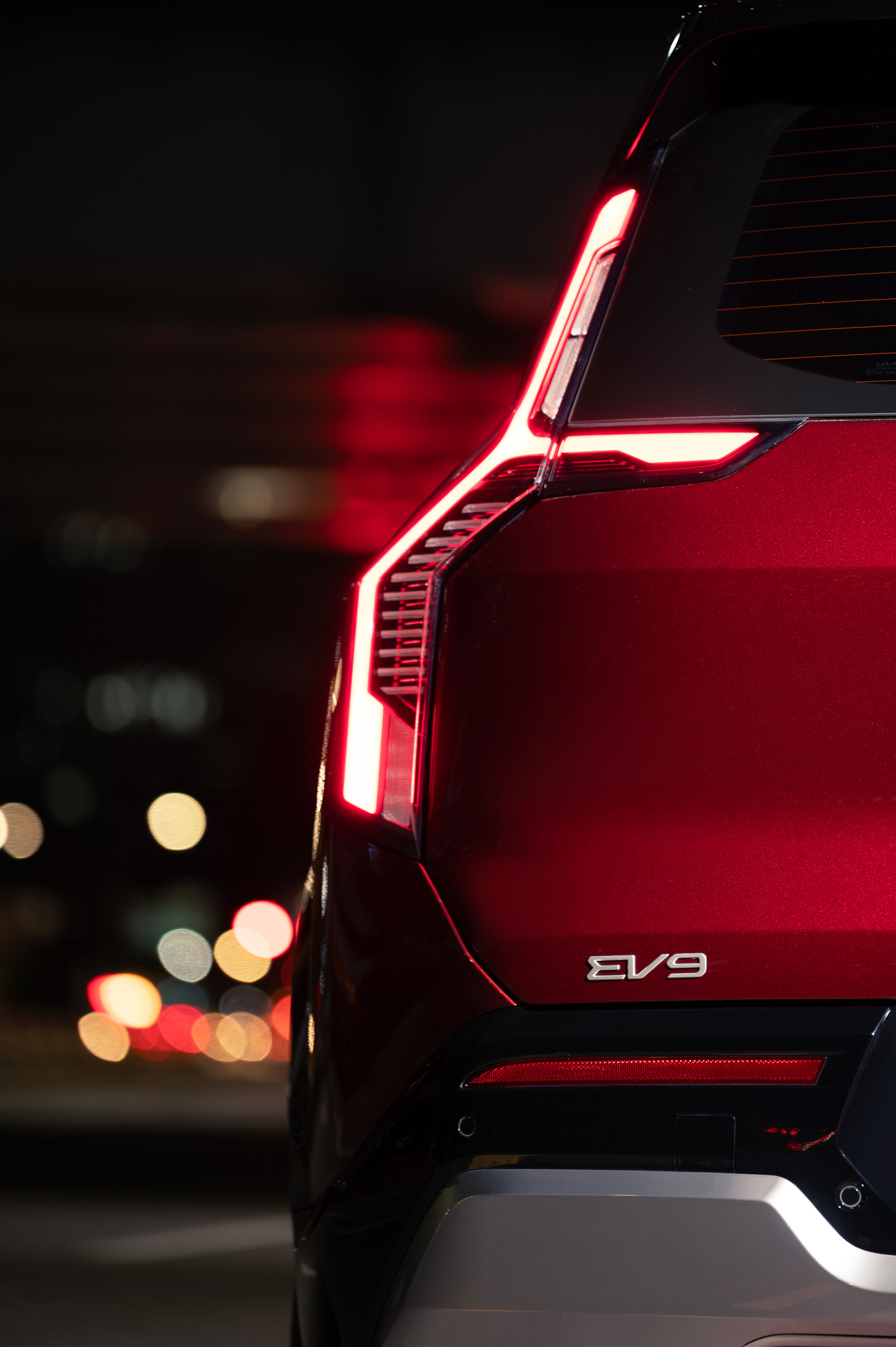 Night moves with The Kia EV9. Where cutting-edge design takes center stage, even in the shadows. (4)