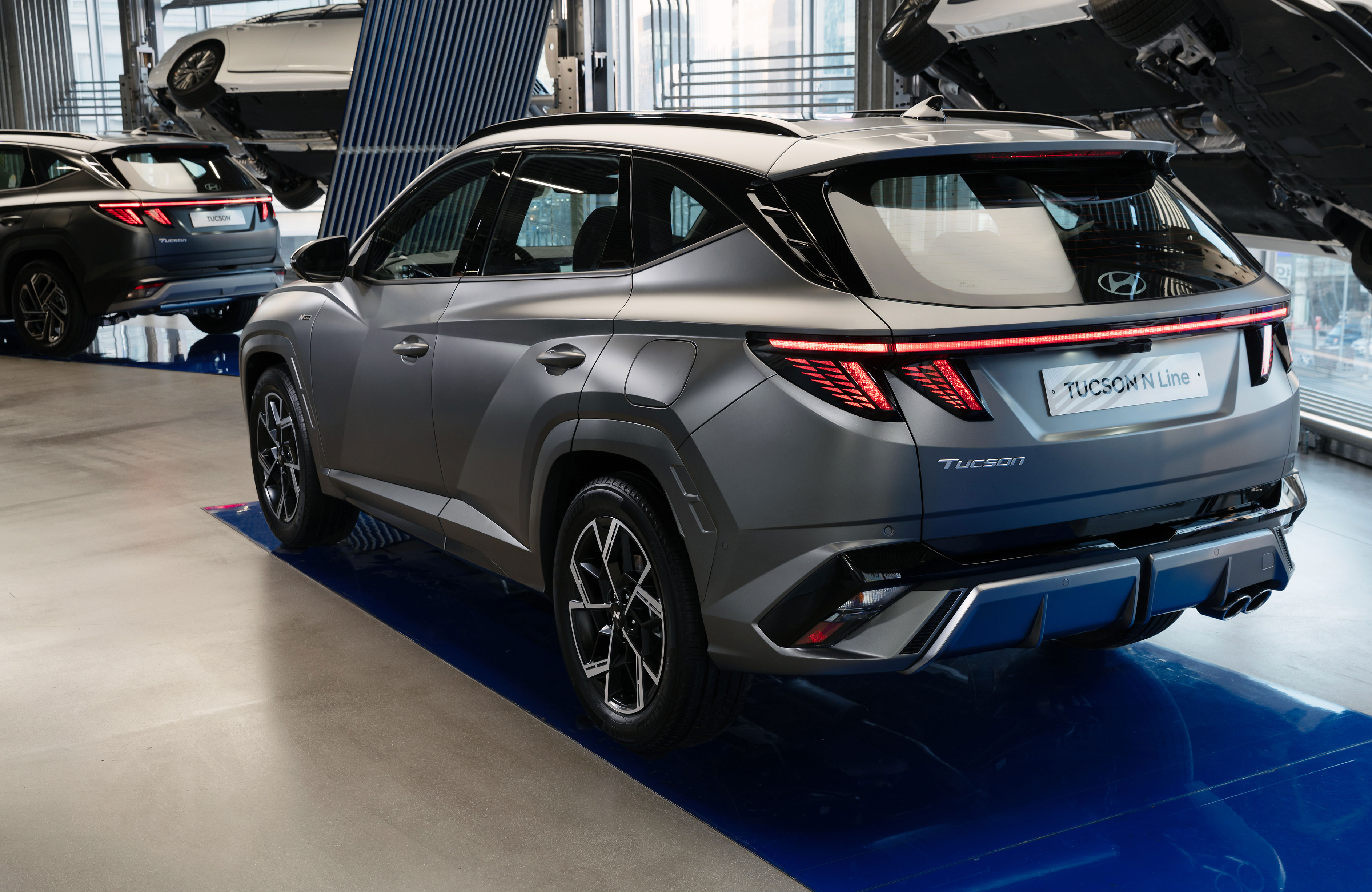 실내에서 현대자동차 더 뉴 투싼 N Line 후측면