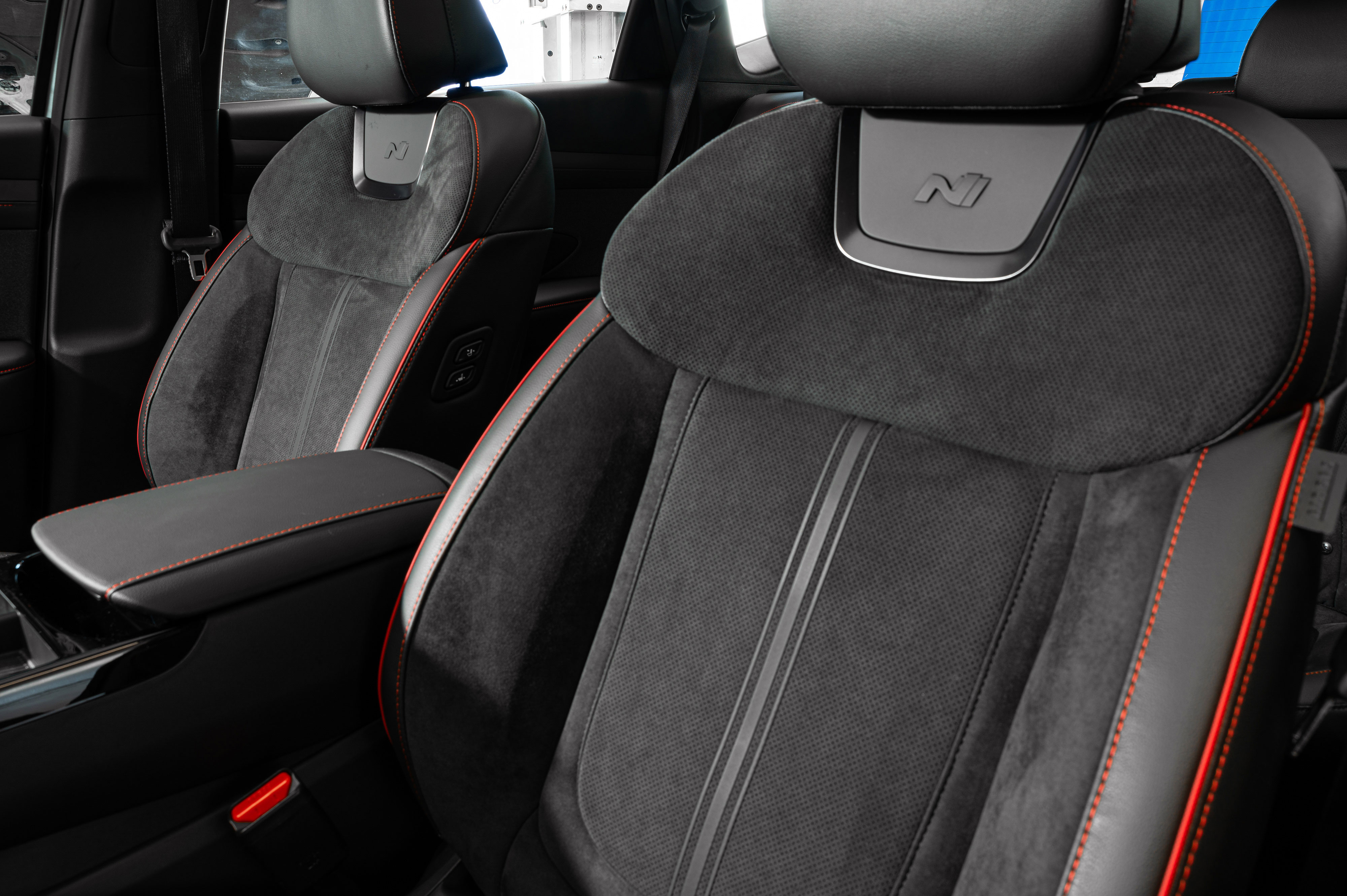 Redefine driving in style with The new TUCSON N Line’s sporty design and sensuous lines. (2)