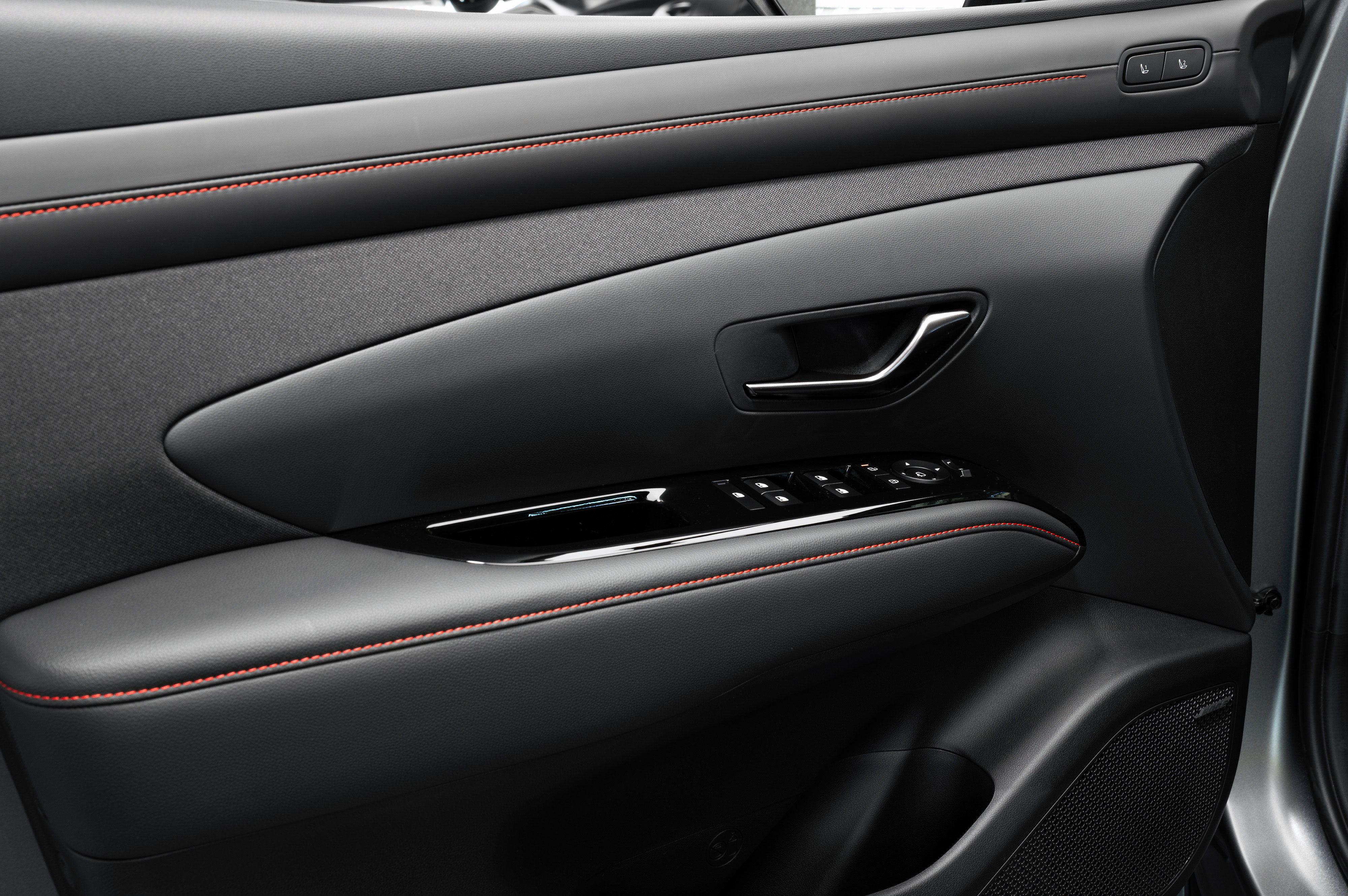 Redefine driving in style with The new TUCSON N Line’s sporty design and sensuous lines. (6)