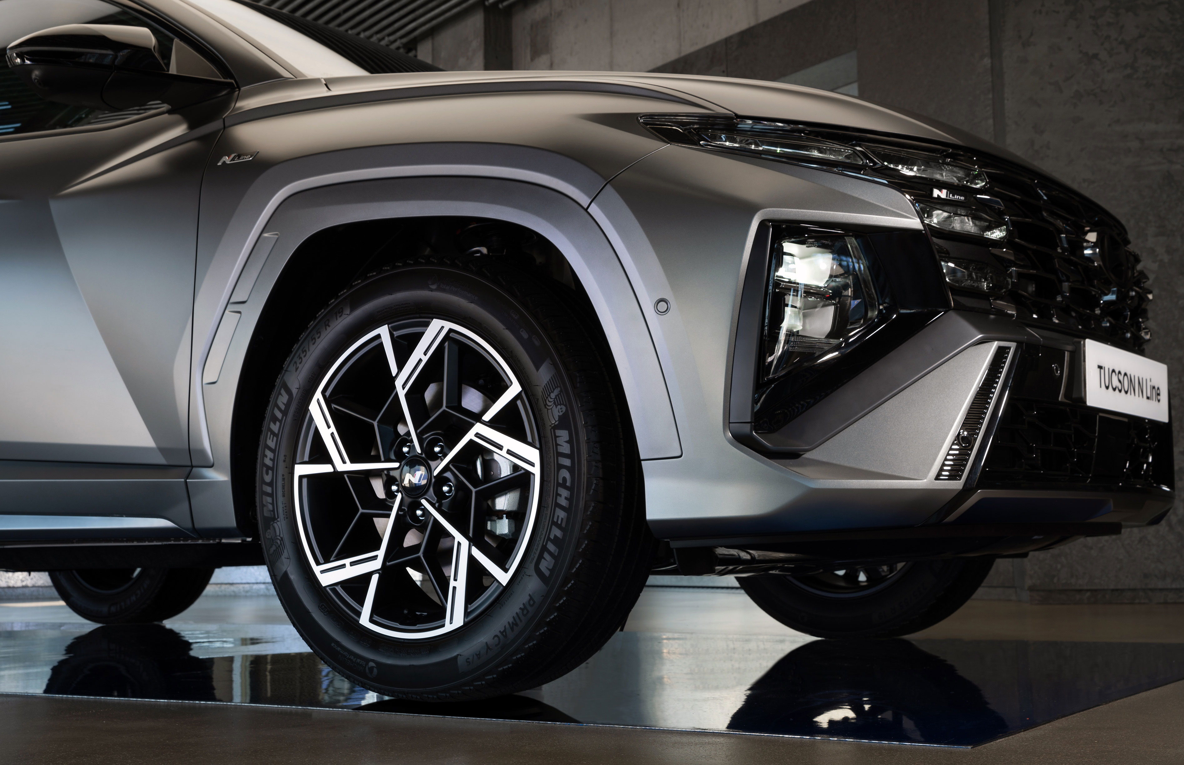 Redefine driving in style with The new TUCSON N Line’s sporty design and sensuous lines. (7)