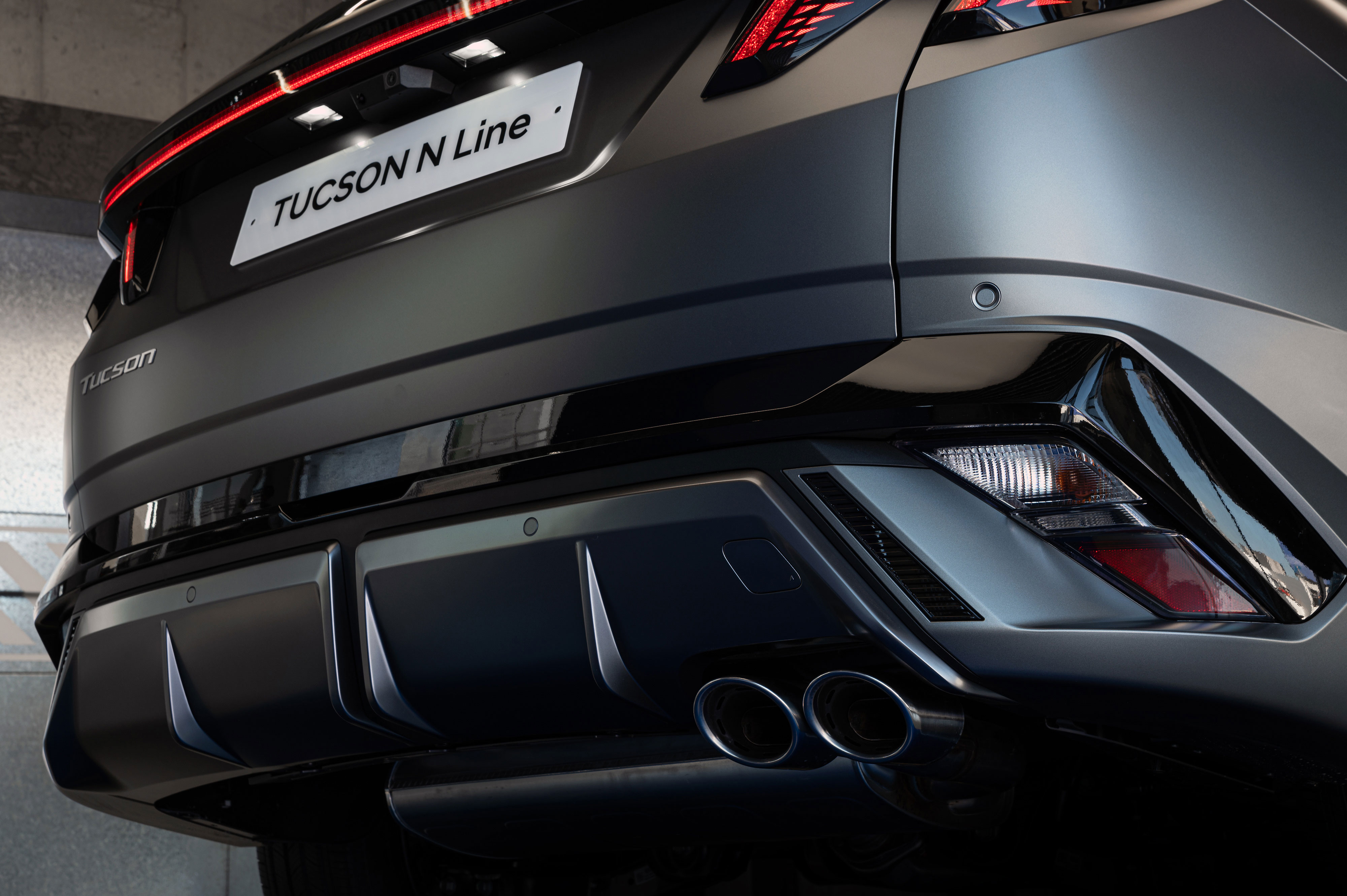 Redefine driving in style with The new TUCSON N Line’s sporty design and sensuous lines. (8)