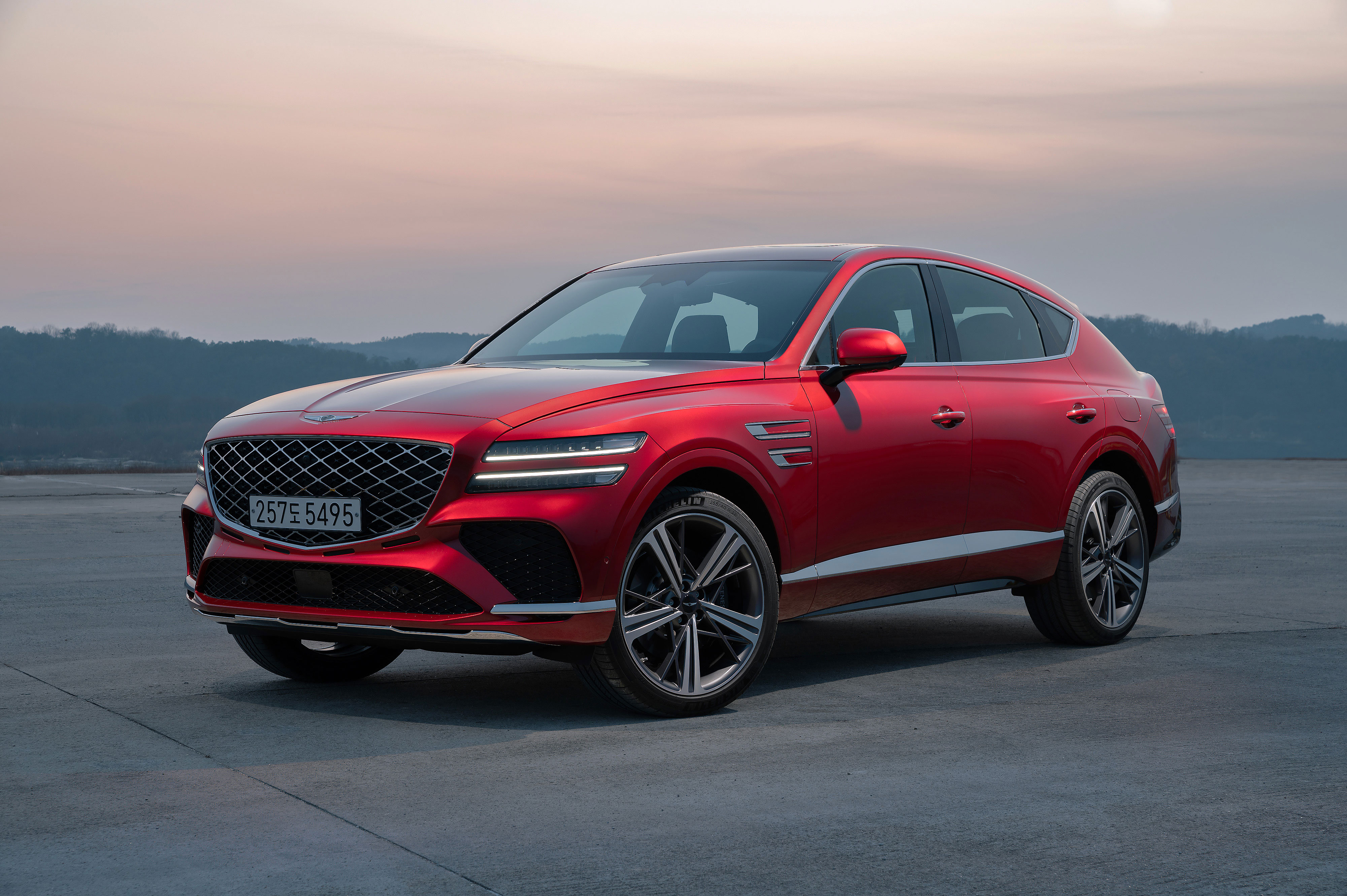 Feel the class of the Genesis GV80 Coupe from its dramatic silhouette to its luxurious touches throughout. (1)