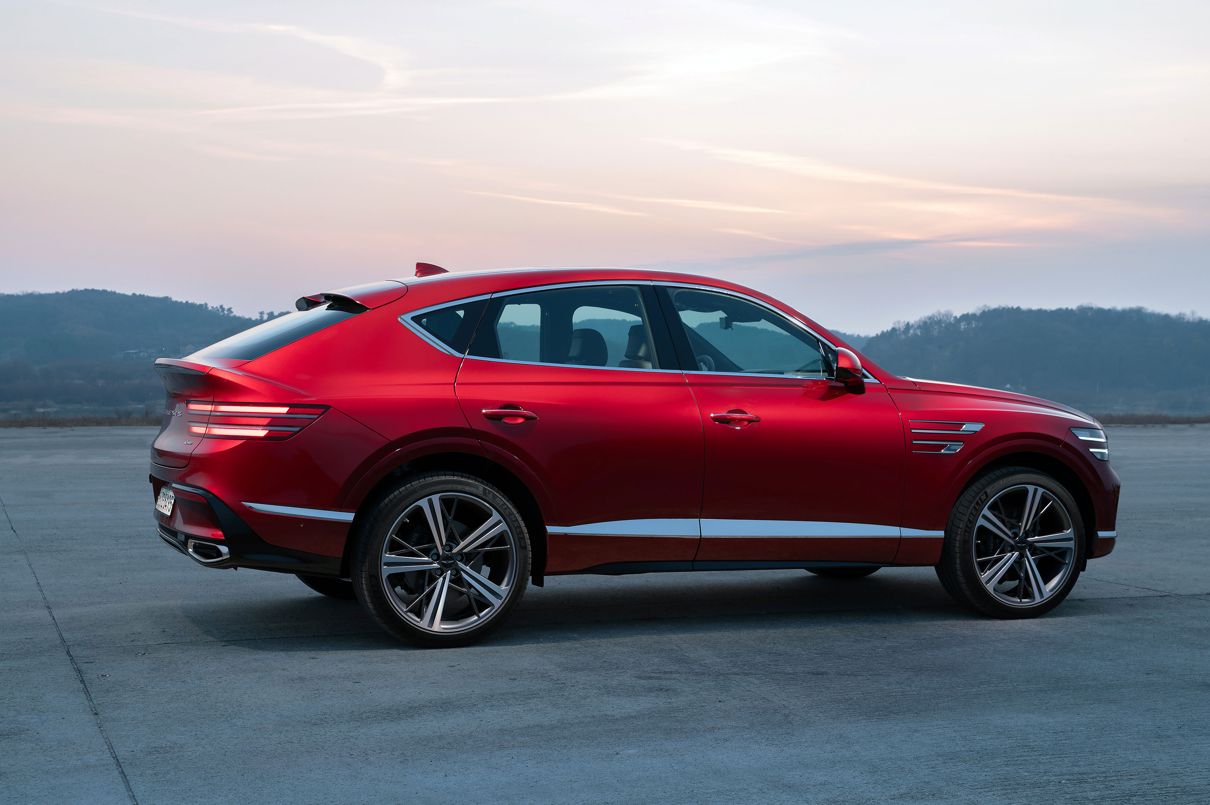 Feel the class of the Genesis GV80 Coupe from its dramatic silhouette to its luxurious touches throughout. (2)