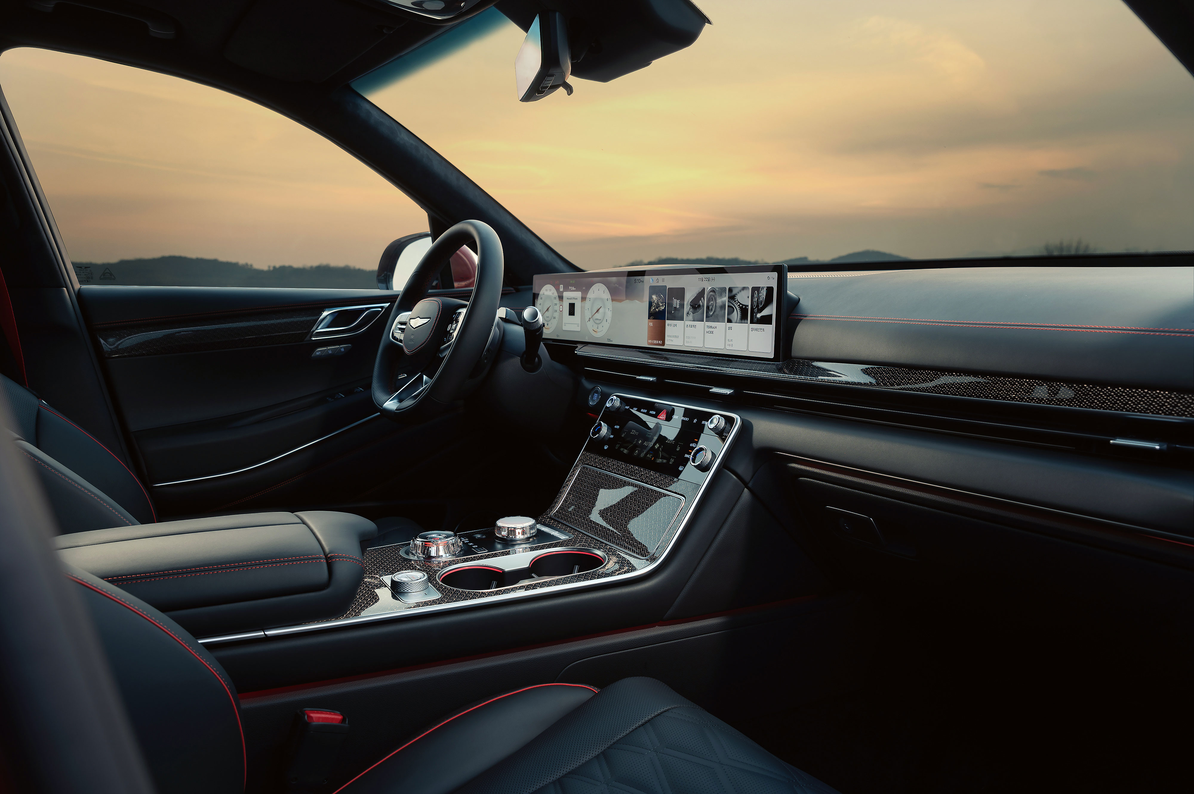 Feel the class of the Genesis GV80 Coupe from its dramatic silhouette to its luxurious touches throughout. (5)