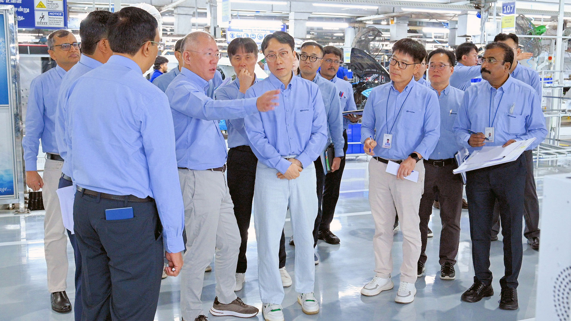 현대차그룹 정의선 회장이 현대차 인도 첸나이공장 임직원들과 함께 생산 라인을 점검하고 있다.-2