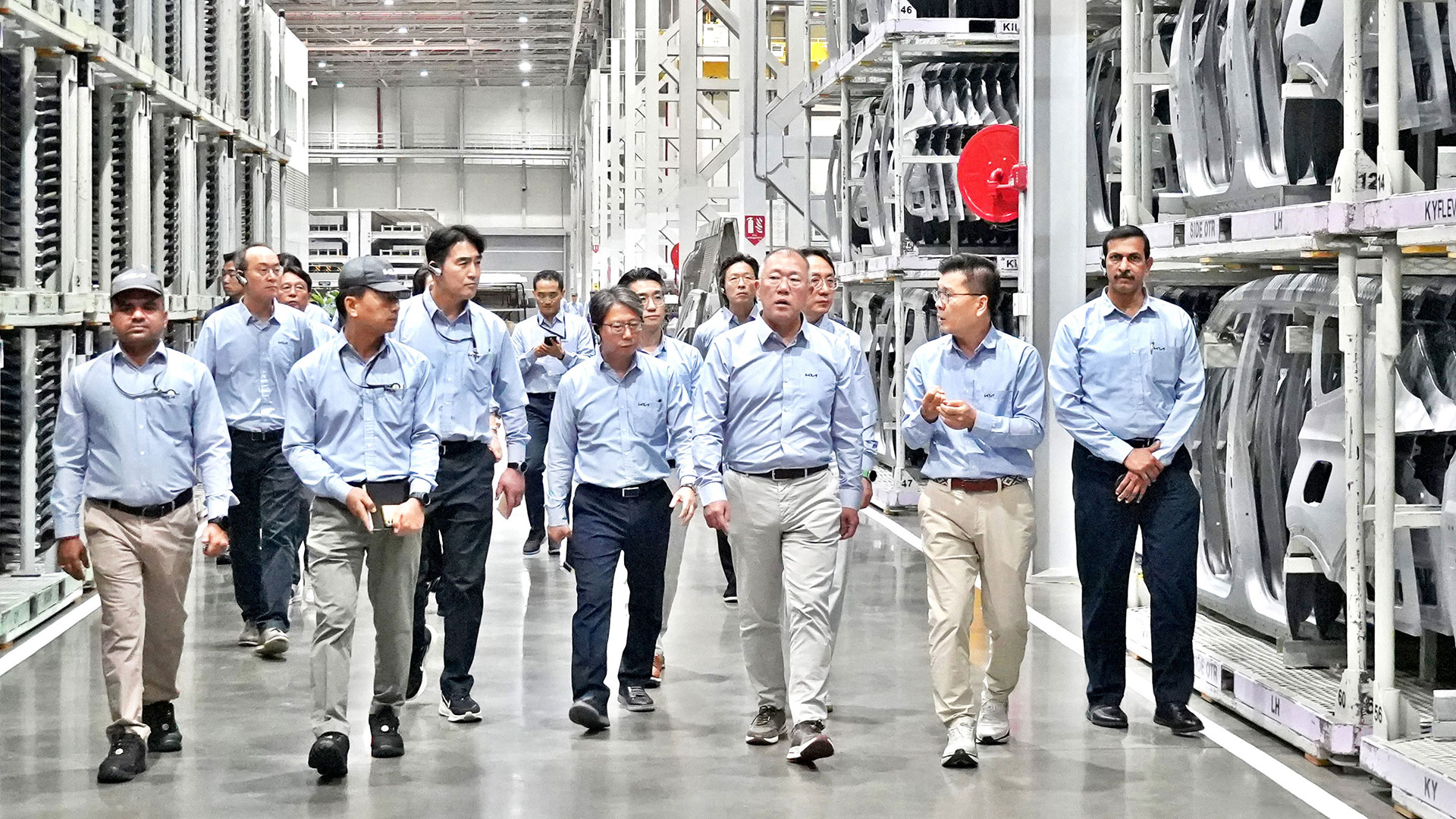 현대차그룹 정의선 회장이 기아 인도 아난타푸르공장 임직원들과 함께 생산 라인을 점검하고 있다.(앞줄 오른쪽부터 벤카데시 기아 인도공장 생산실장, 김용권 기아 인도권역 CMO, 정의선 회장)
