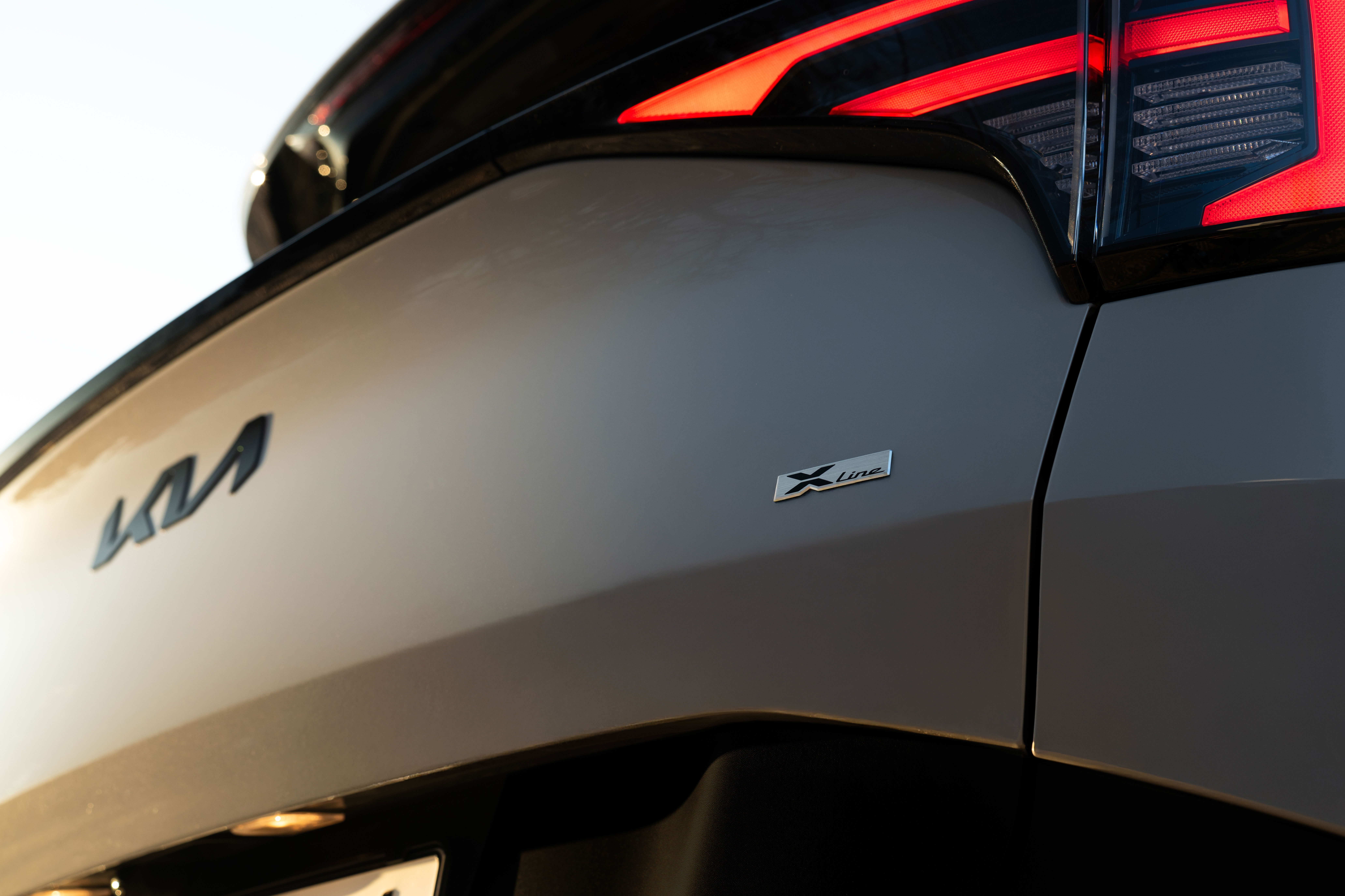 기아 스포티지 후측면 테일램프와 X-Line 엠블럼 부분 확대