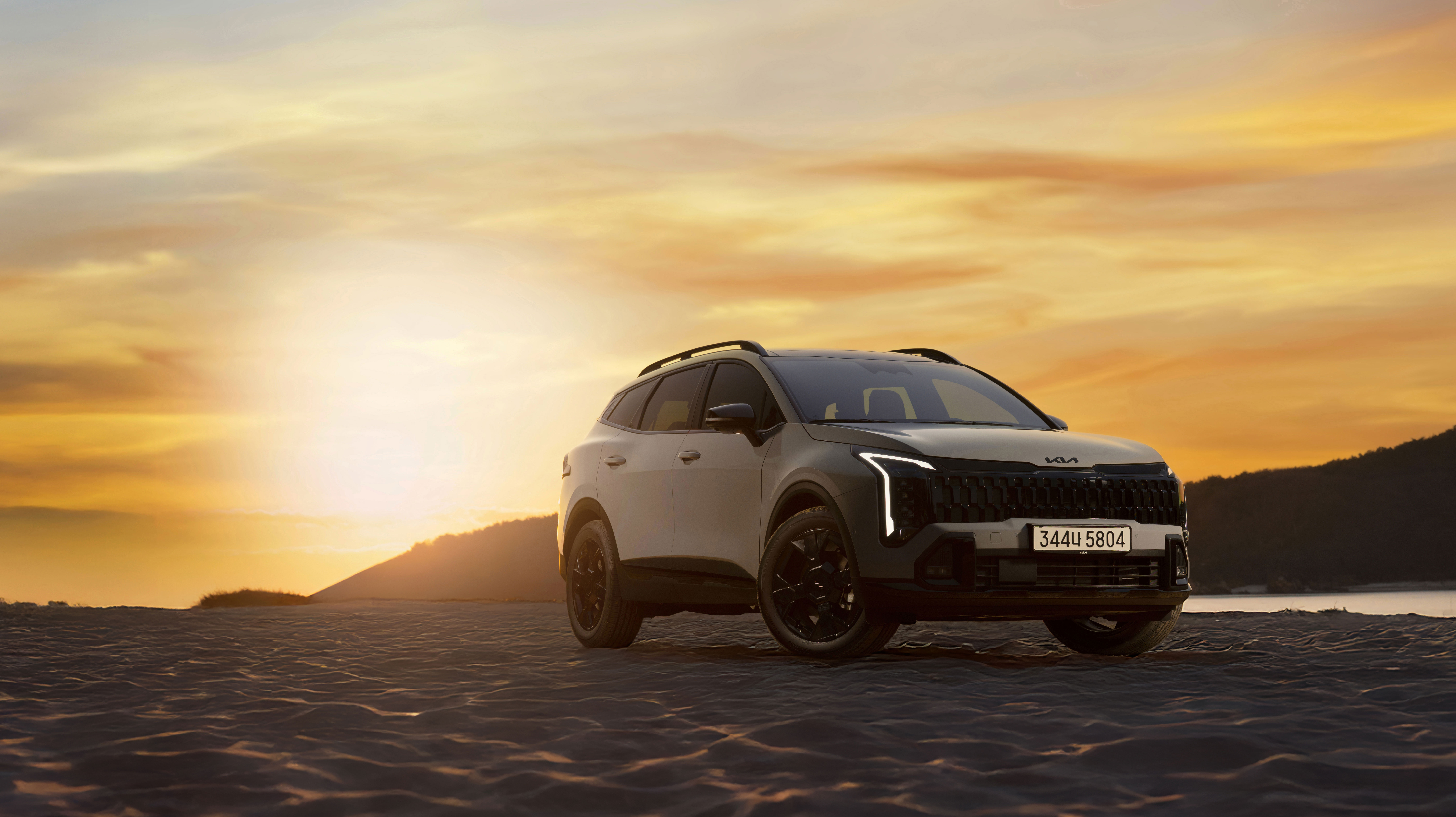 As the sun sets, the Kia Sportage stands out with a confident presence. A refined drive that brings the day to a close in unmistakable style. (1)