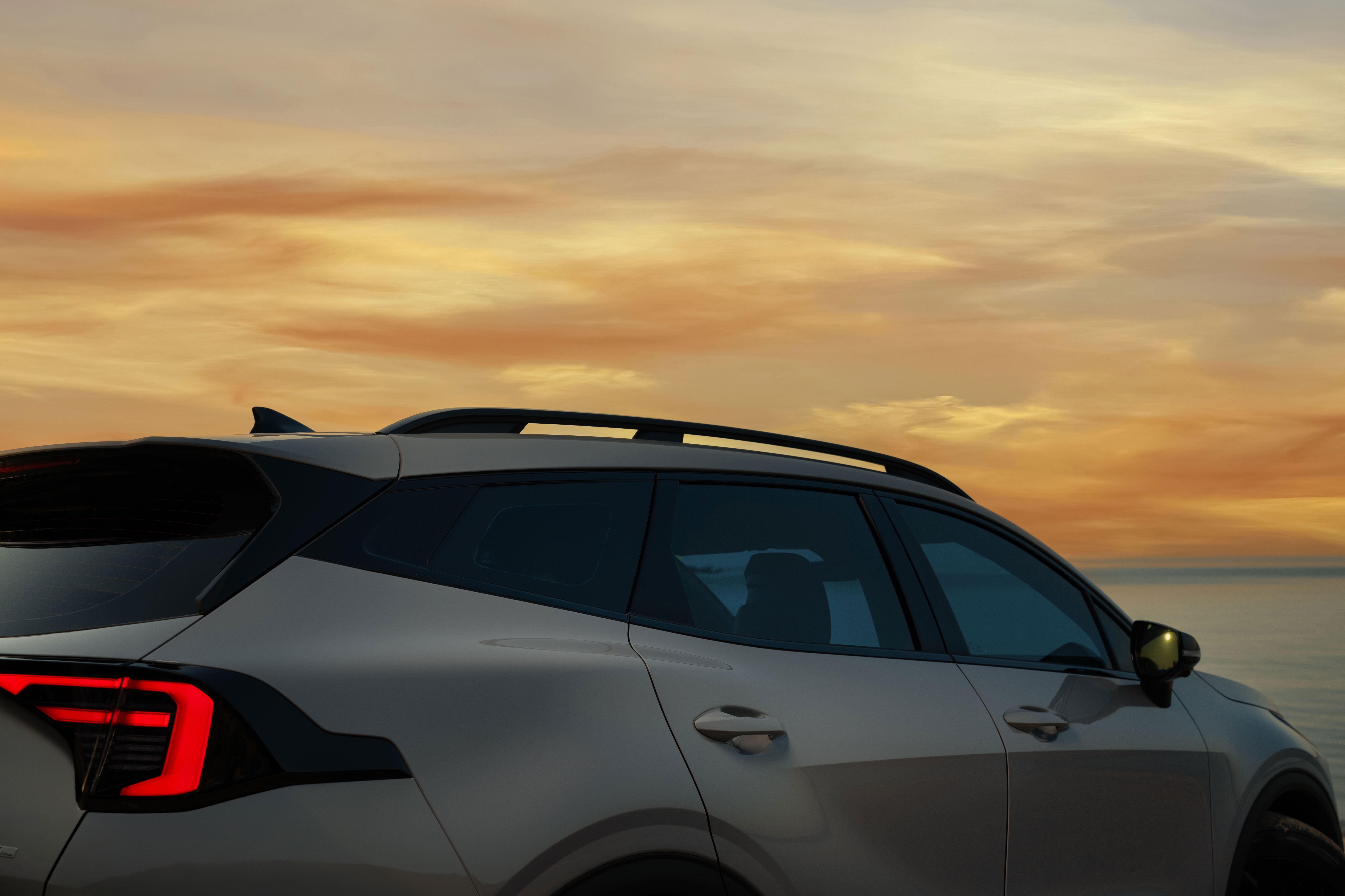 As the sun sets, the Kia Sportage stands out with a confident presence. A refined drive that brings the day to a close in unmistakable style. (6)
