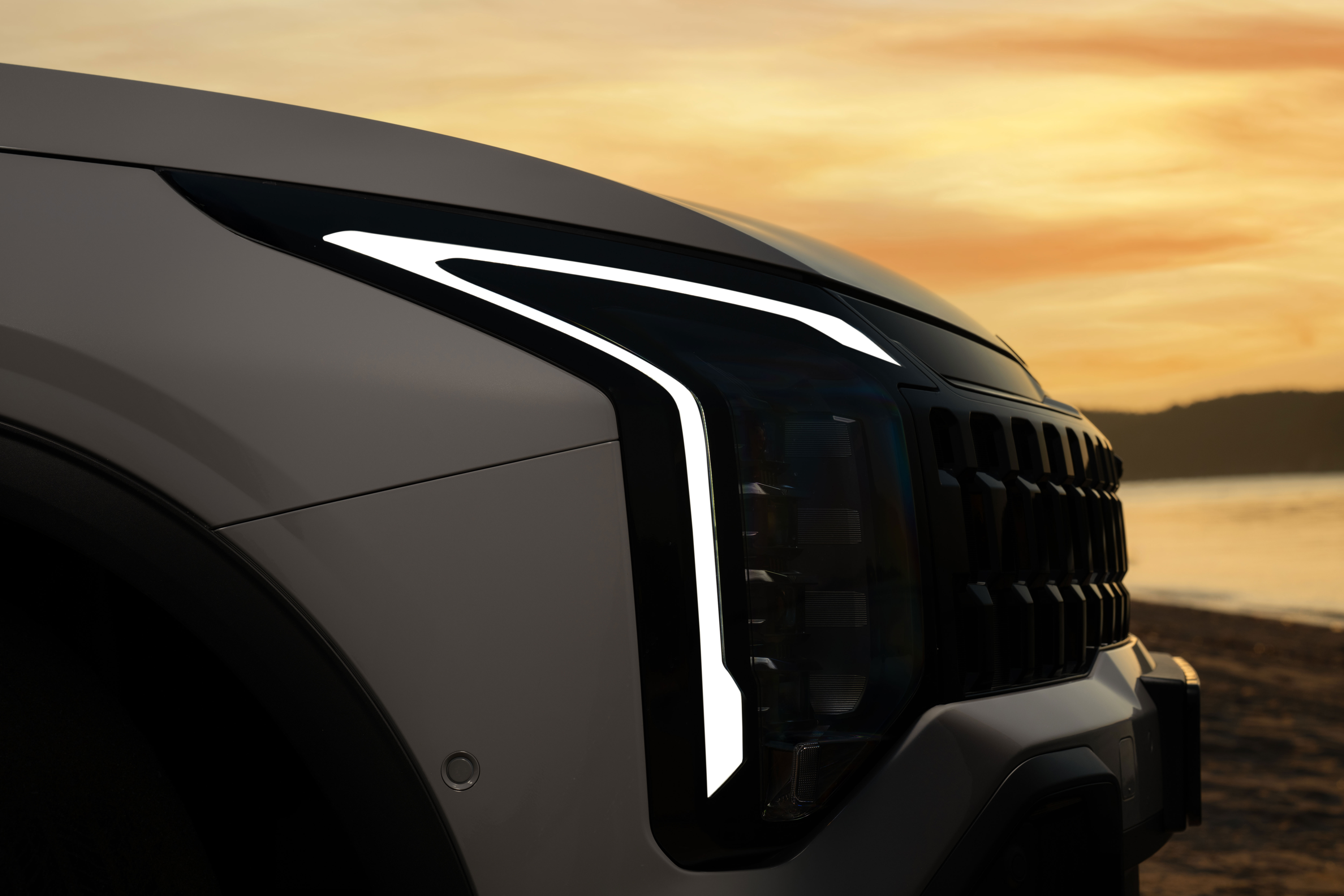 As the sun sets, the Kia Sportage stands out with a confident presence. A refined drive that brings the day to a close in unmistakable style. (7)