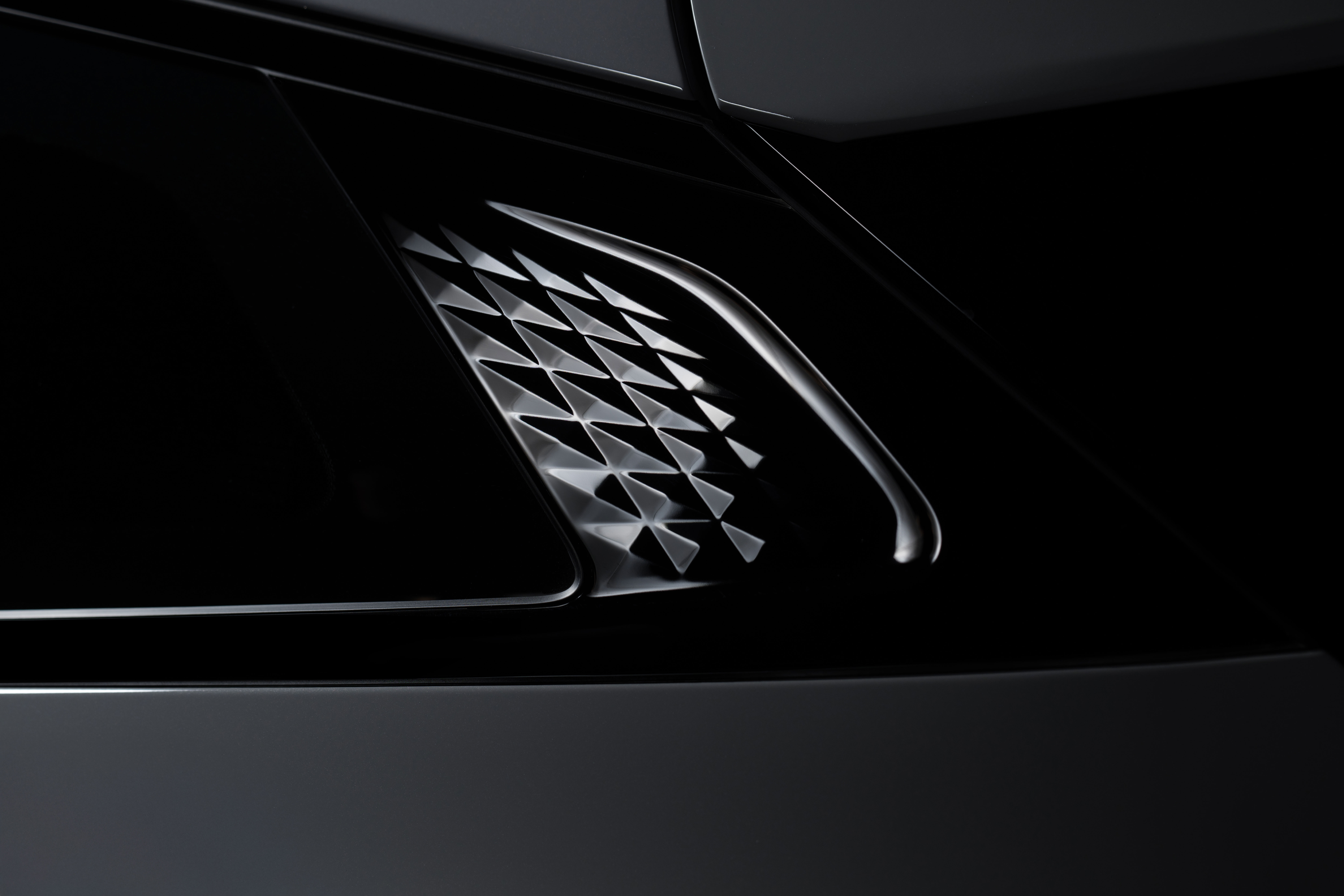 기아 스포티지 측면 C필러의 삼각 패턴 장식