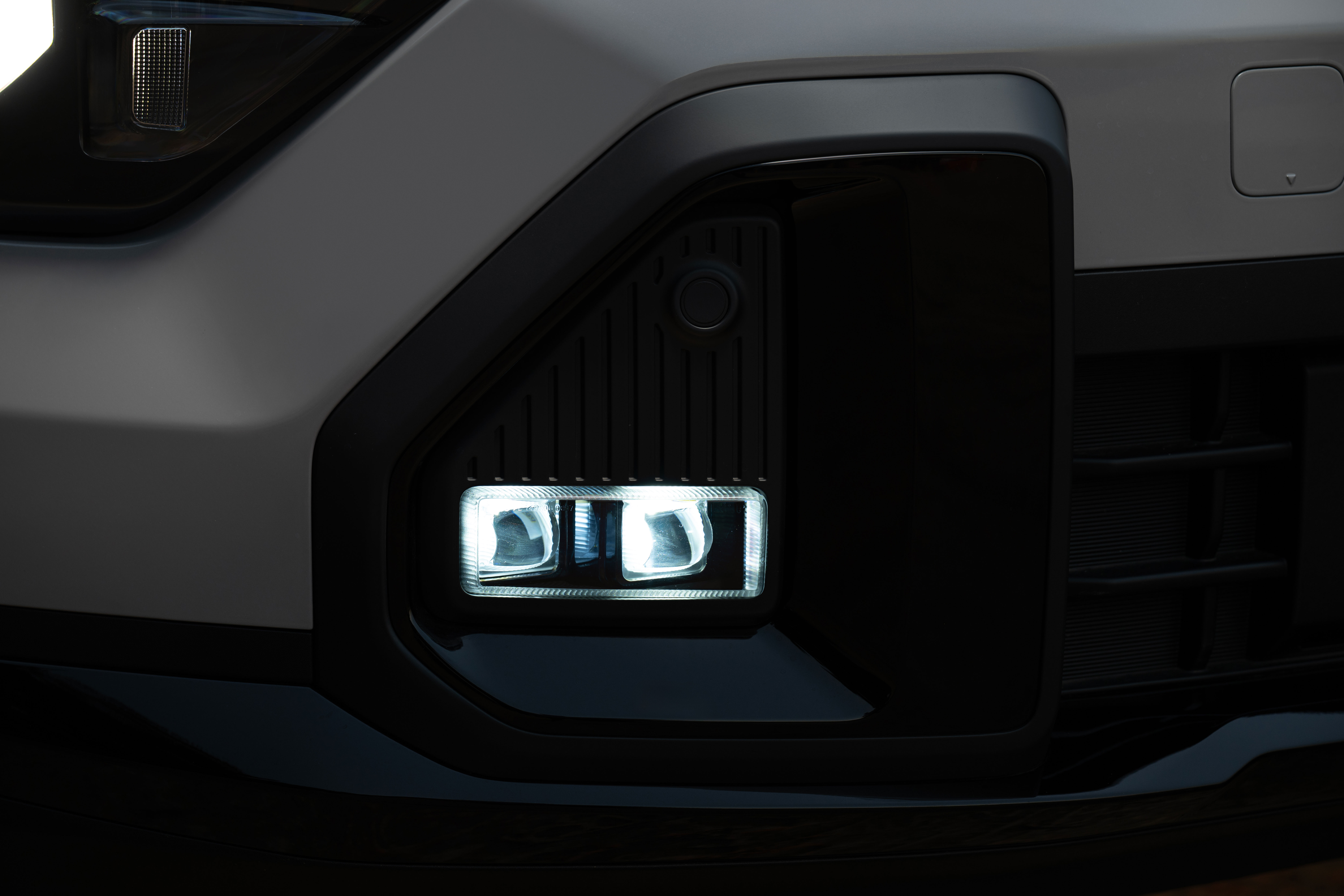 기아 스포티지 전면 범퍼 하단의 점등된 사각 보조등