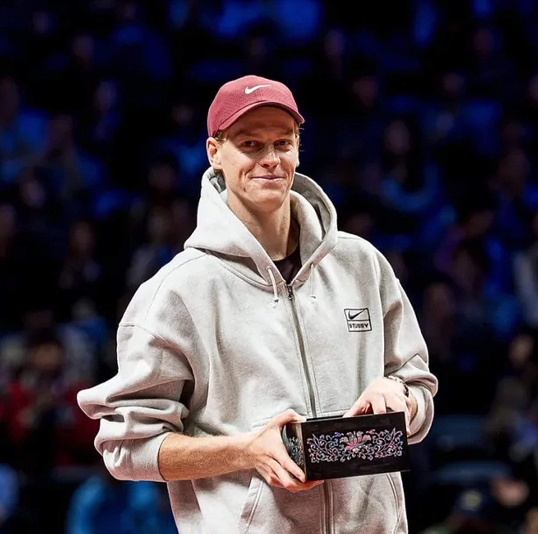 장인이 만든 트로피를 들고 있는 신네르의 모습