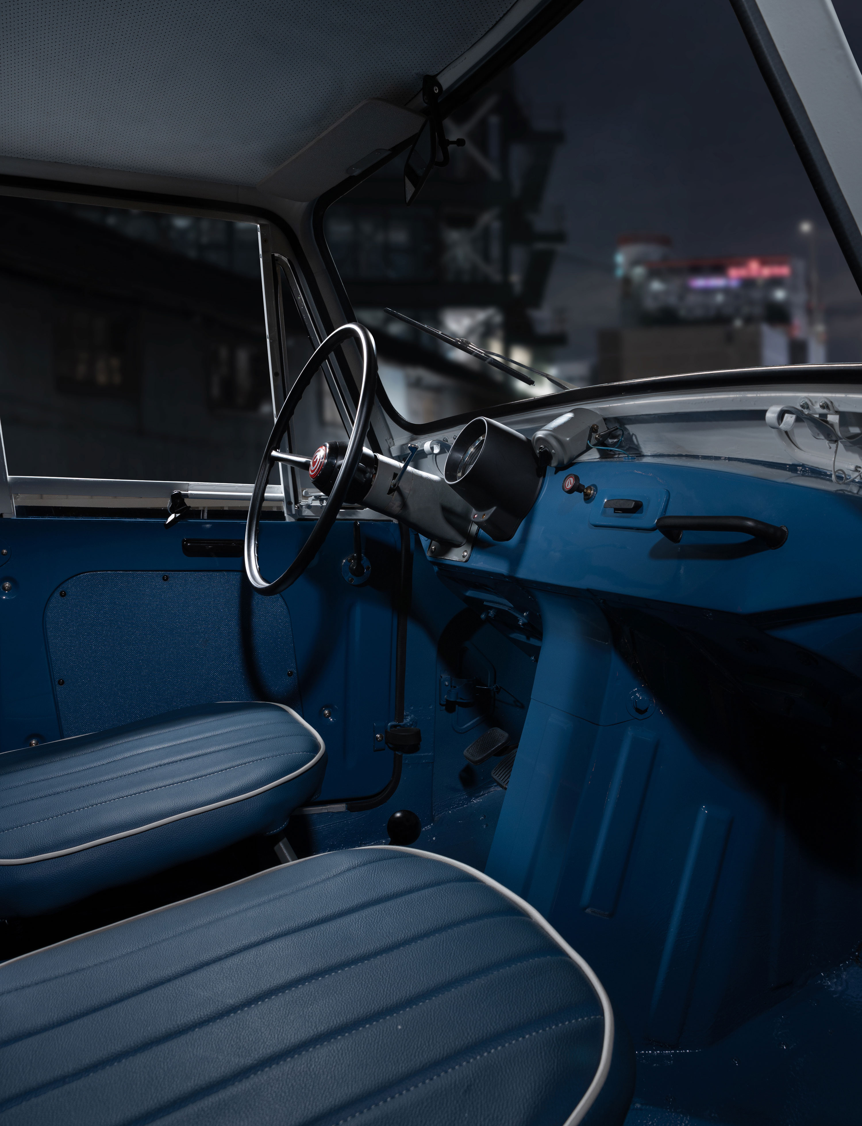 기아 T-600 실내 운전석의 원형 스티어링 휠, 계기판, 대시보드.