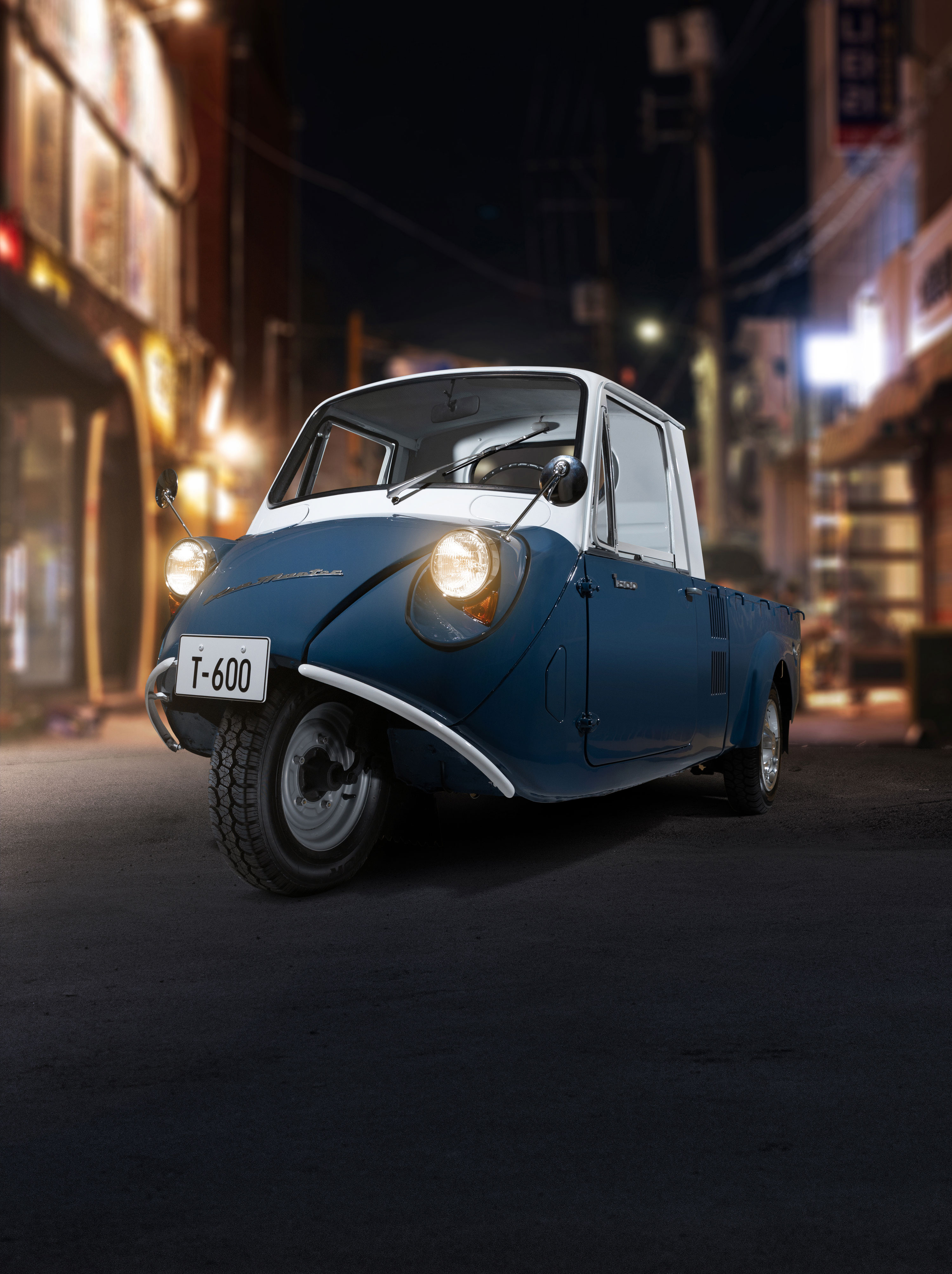 야간 골목에서 헤드라이트를 켠 채 정차한 기아 T-600 전측면