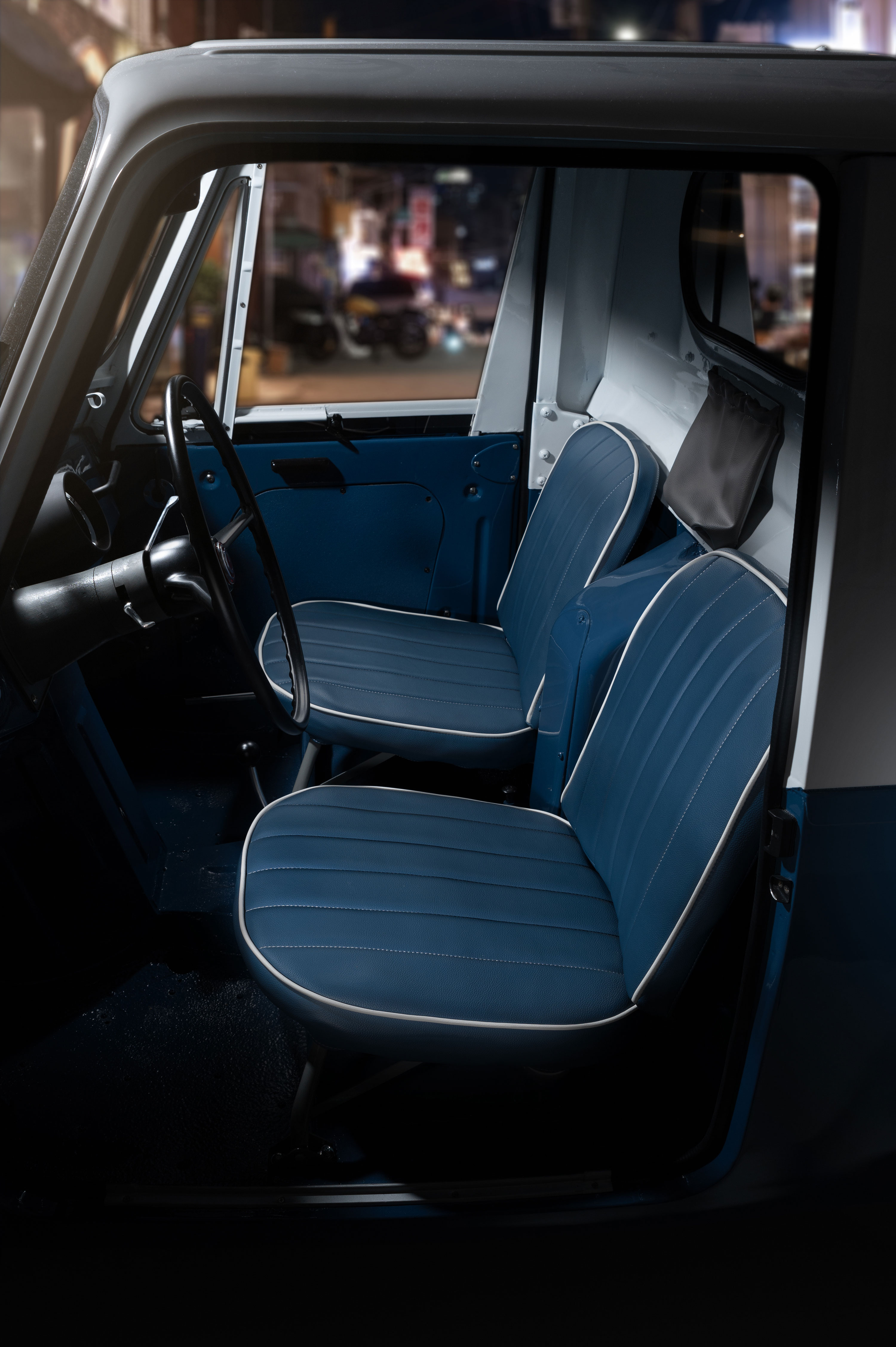 기아 T-600 실내 측면 운전석 공간