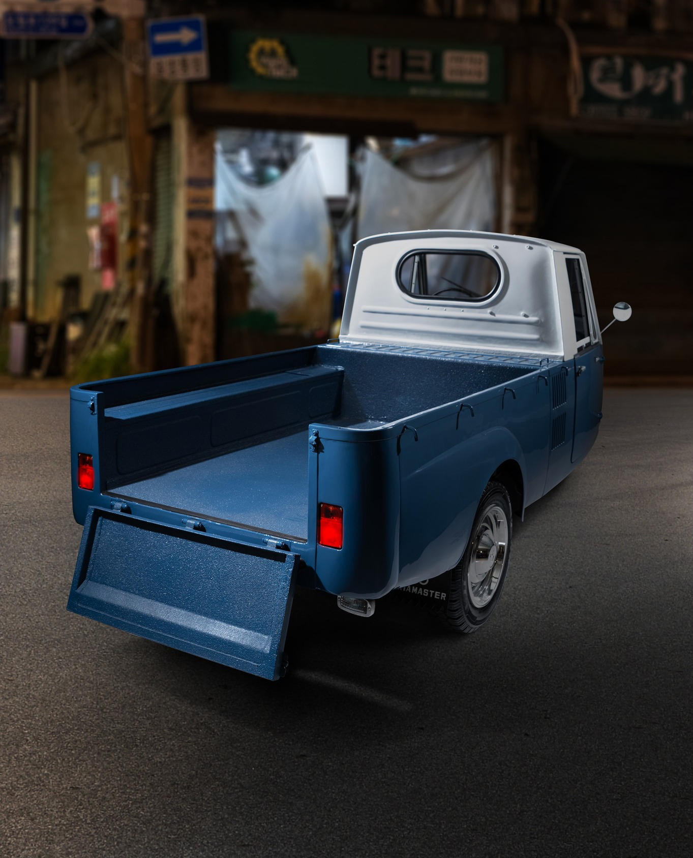 Admire the iconic T-600's rebirth by Kia, which stands as a monument in their history of mobility. (2)