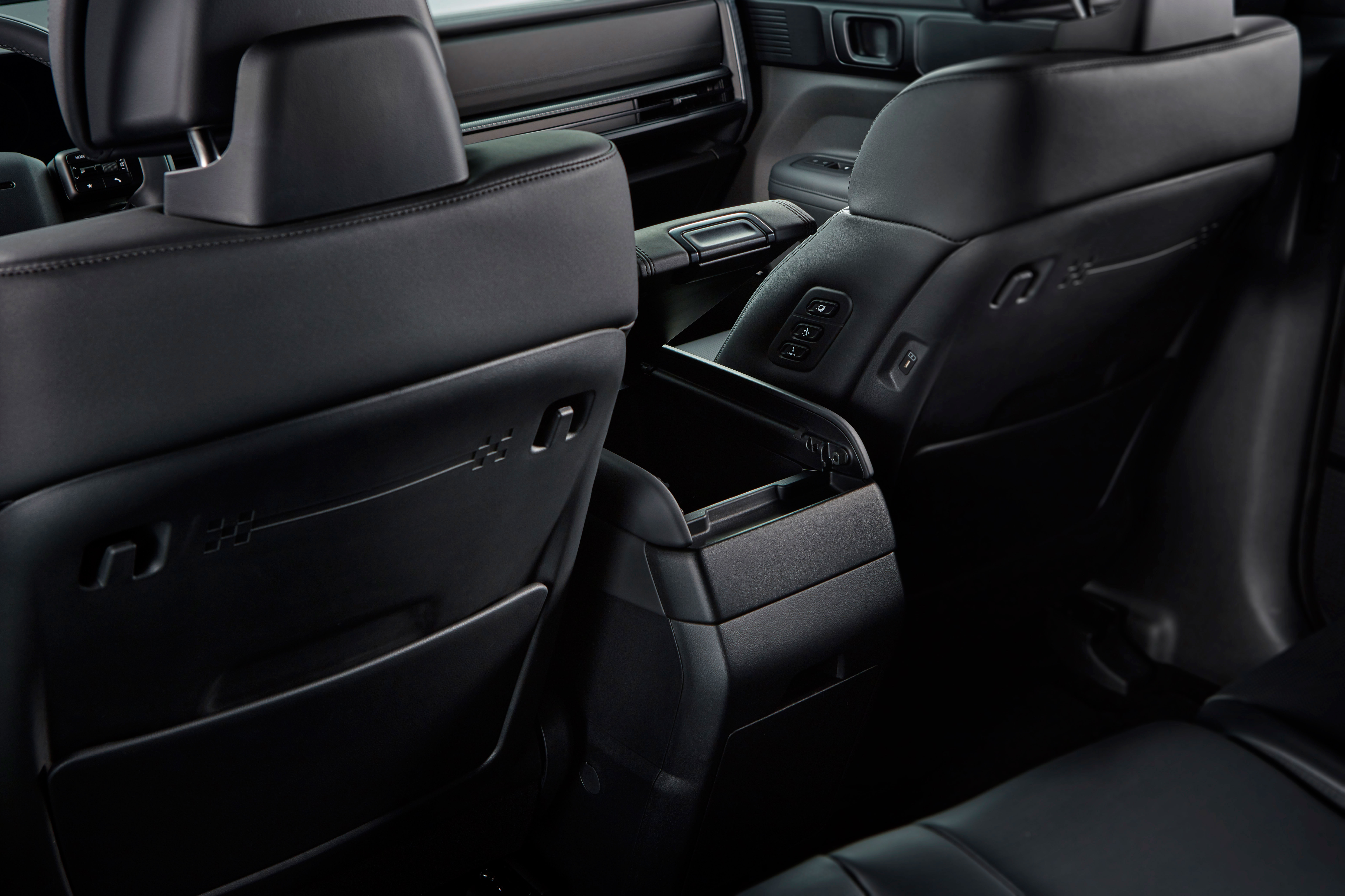 From the inside out, The all new SANTAFE doesn’t miss a single detail in its beauty. (9)