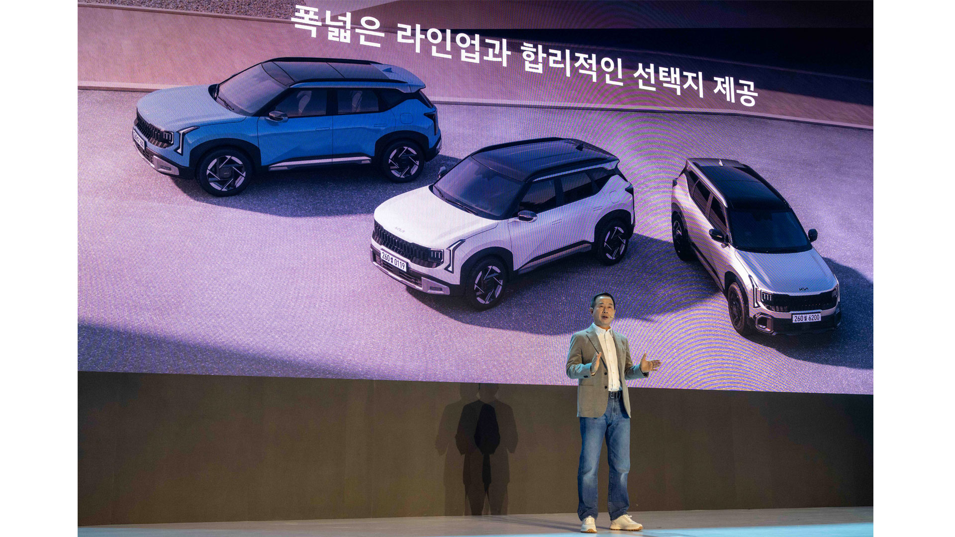 기아 국내사업본부 정원정 부사장이 디 올 뉴 셀토스 신차발표회에서 인사말을 하고 있는 모습