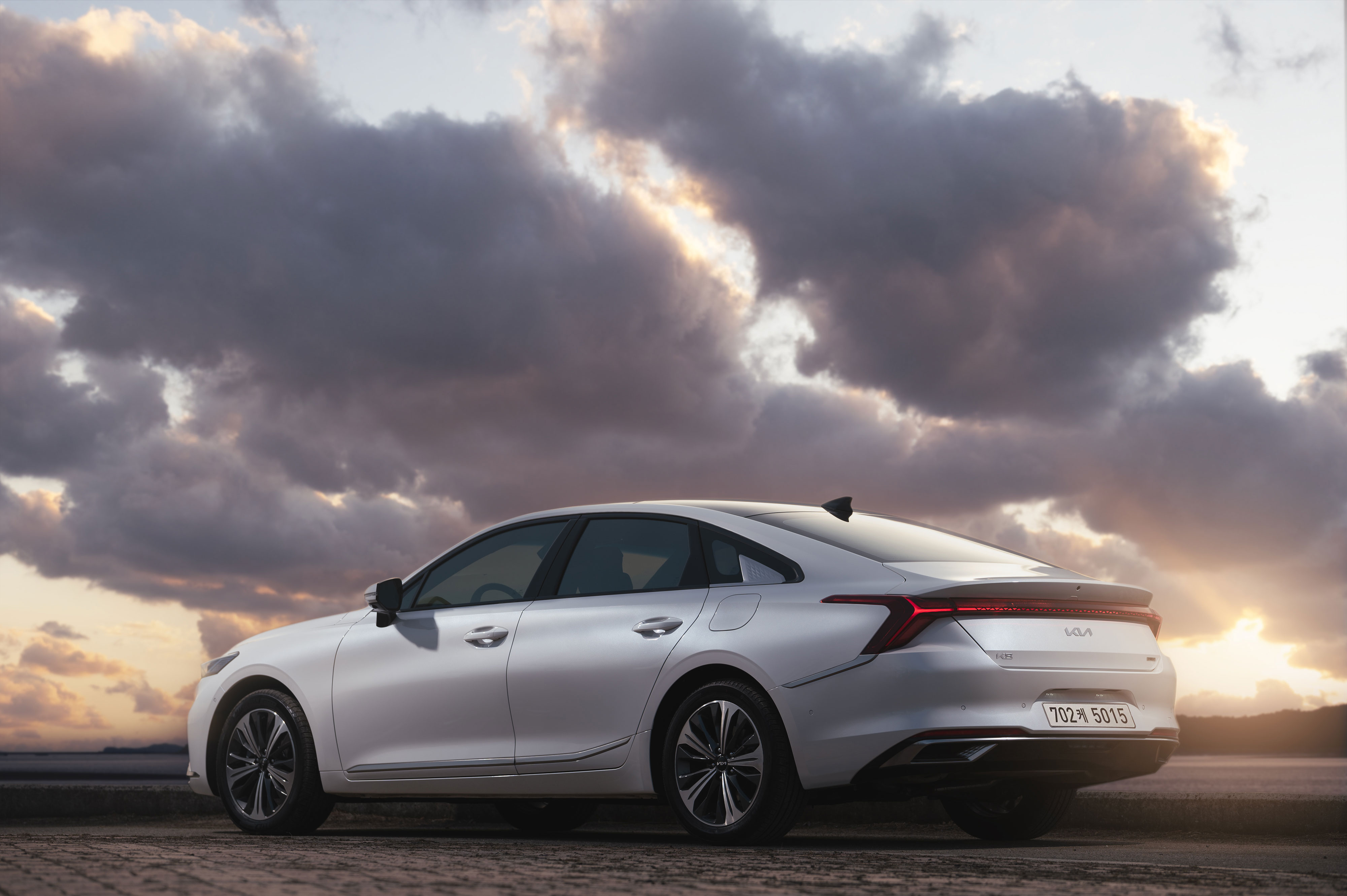 Admire the sunset from the premium comfort of the Kia K8 (2)