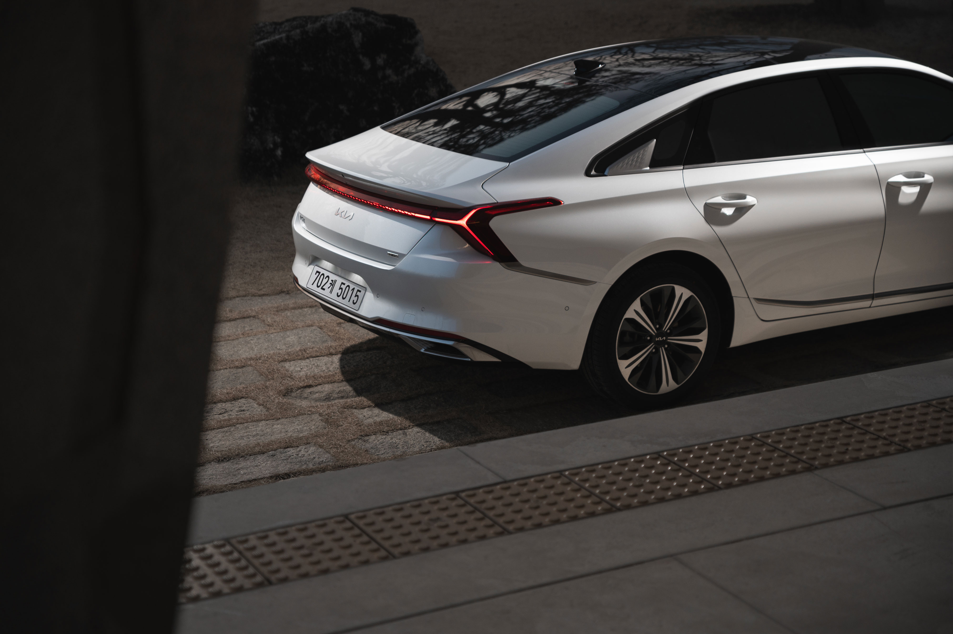 Admire the sunset from the premium comfort of the Kia K8 (5)